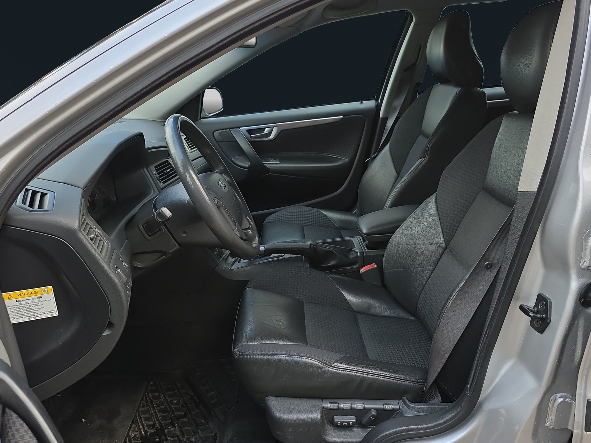 VOLVO V70 2.4T AWD-image-9