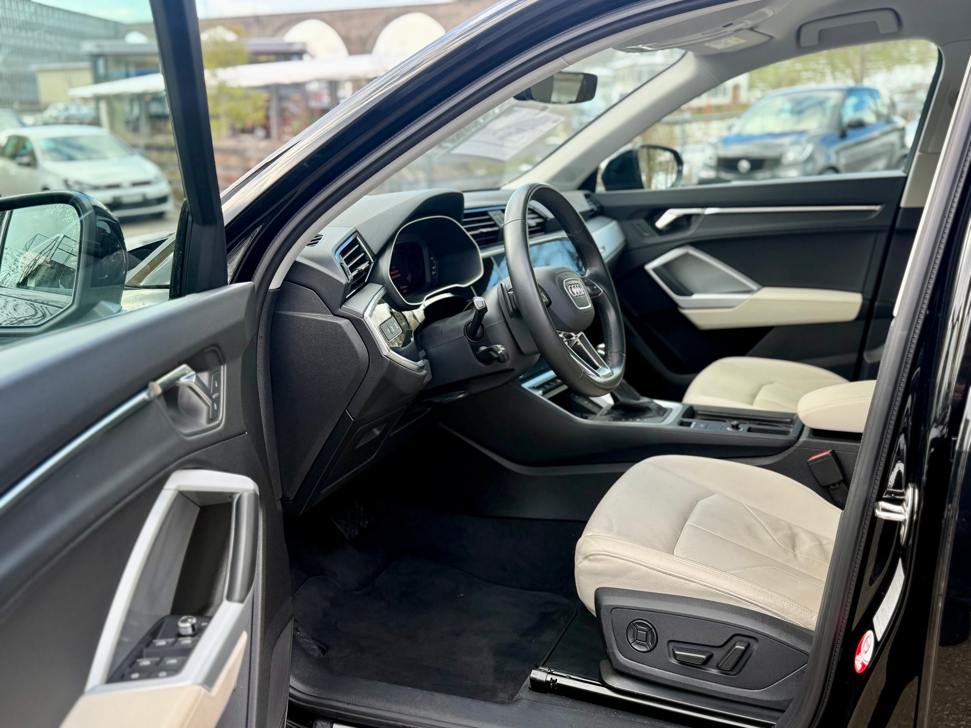 AUDI Q3 35 TFSI S line Attraction S-tronic-image-9