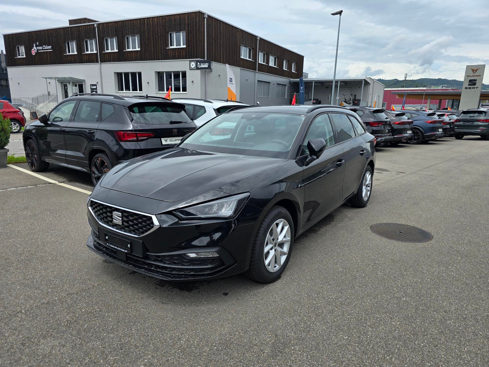 SEAT Leon ST 2.0 TDI EVO DSG Fleet Edition-image-1