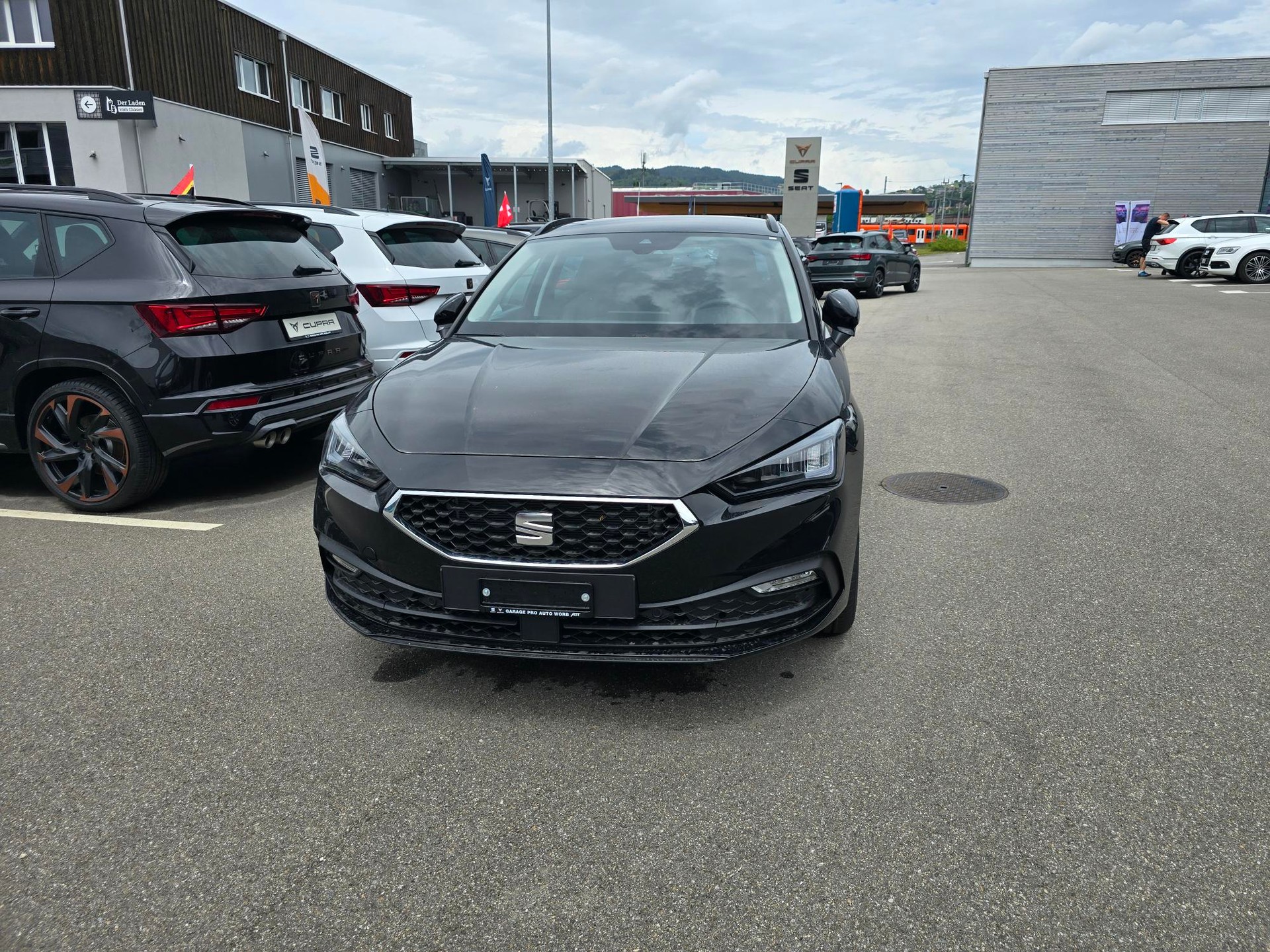 SEAT Leon ST 2.0 TDI EVO DSG Fleet Edition-image-2