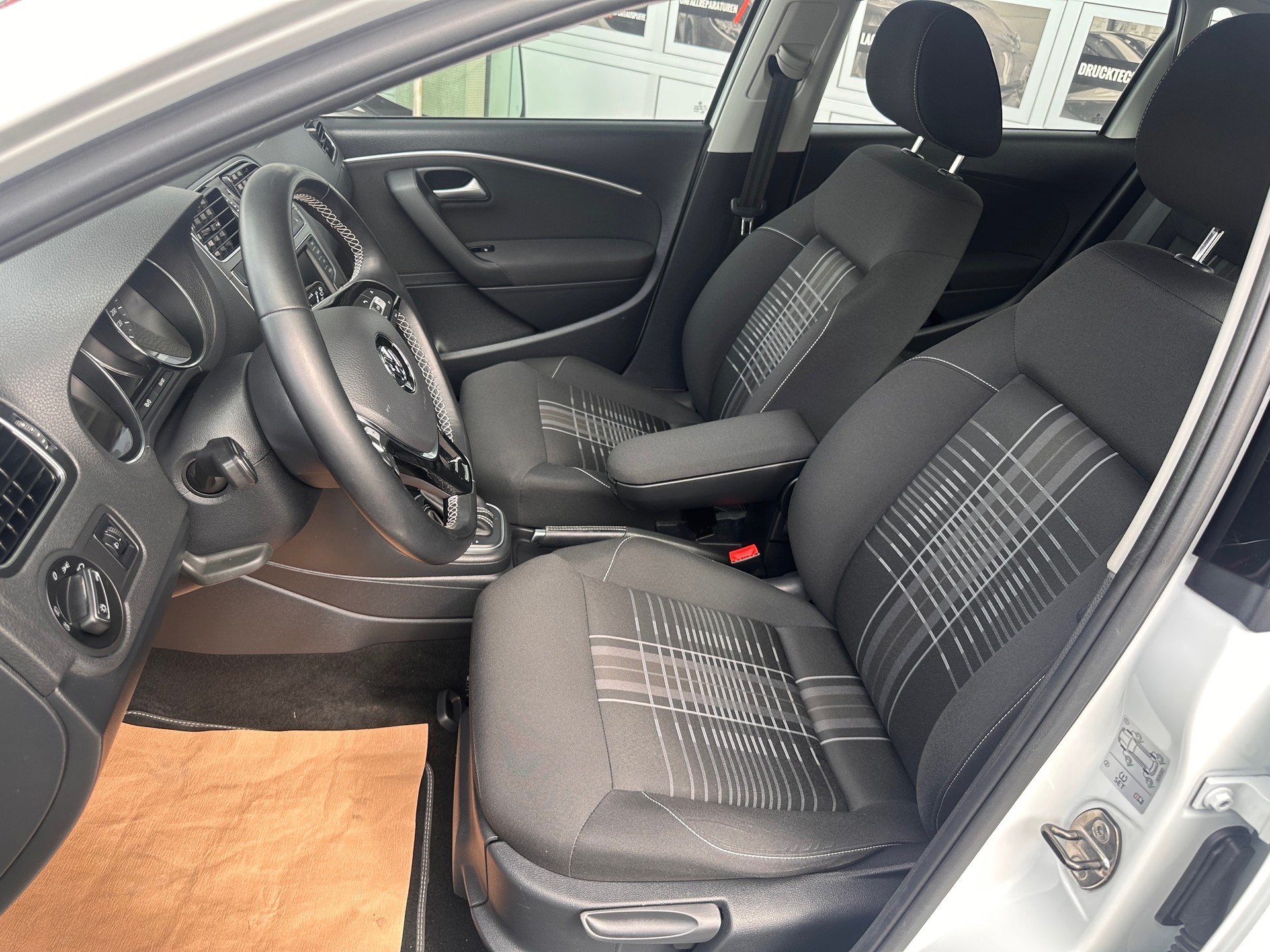 VW Polo 1.2 TSI BMT Lounge DSG** AUS ERSTER HAND** WIE AUS SCHAUFENSTER TOP ZUSTAND** LÜCKENLOSER SERVICE HEFT**-image-10