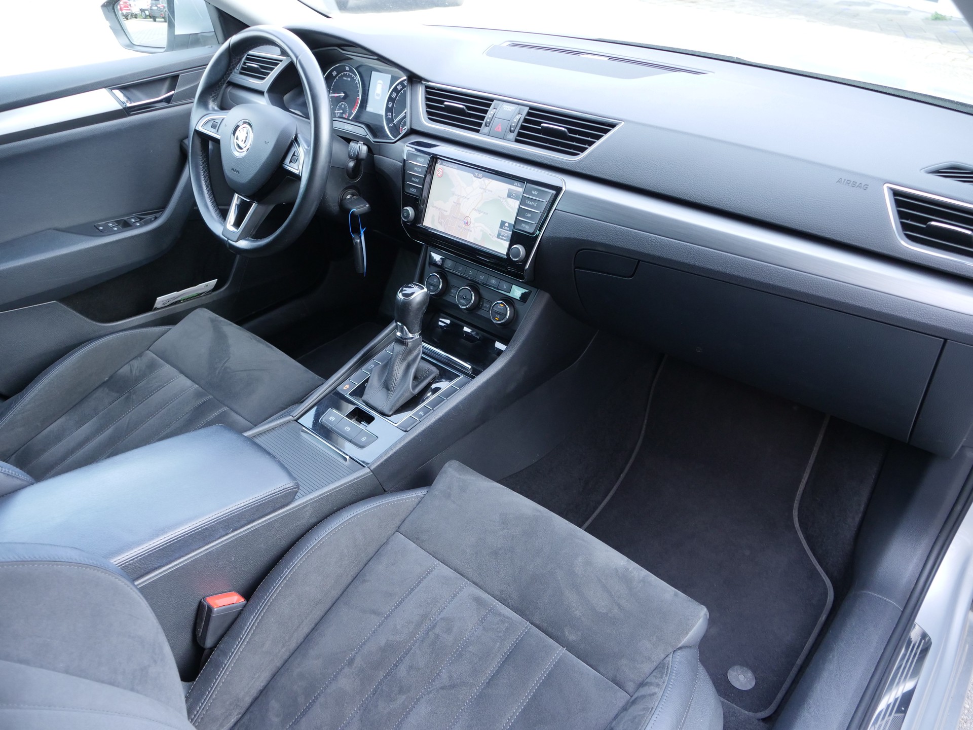 SKODA Superb Combi 2.0 TDi Style DSG-image-8