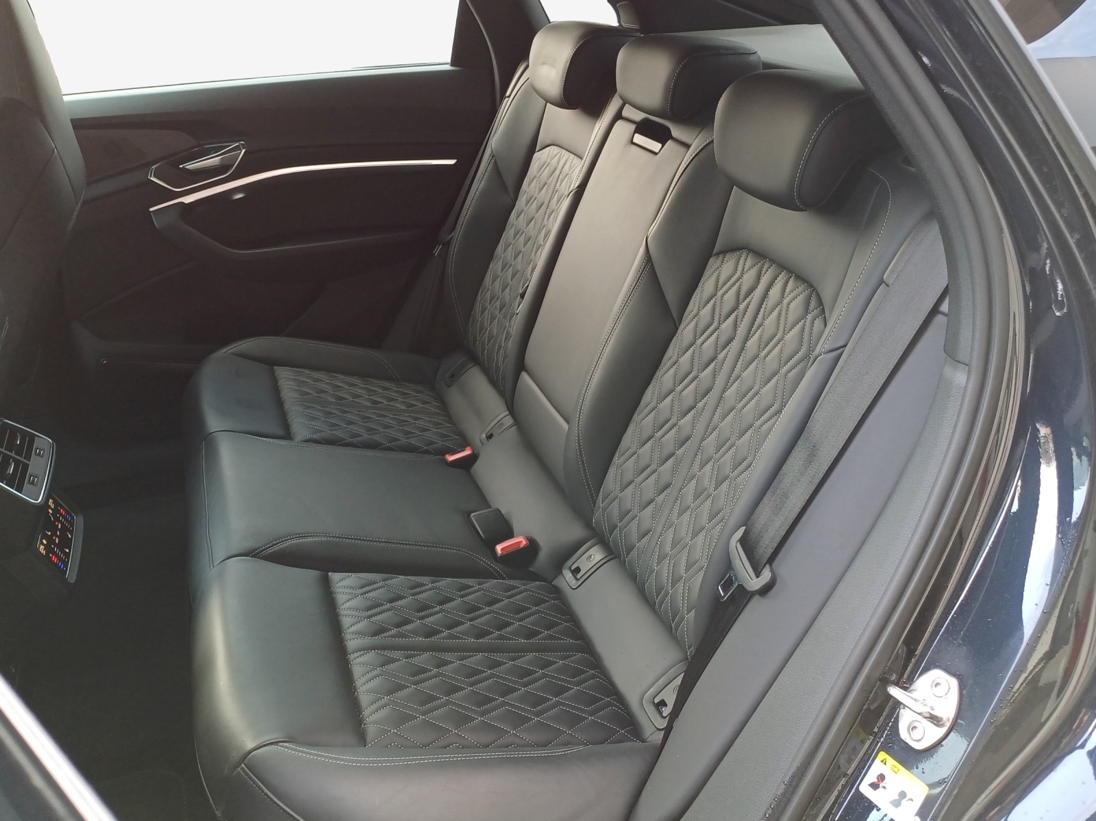 AUDI e-tron S Sportback quattro-image-12