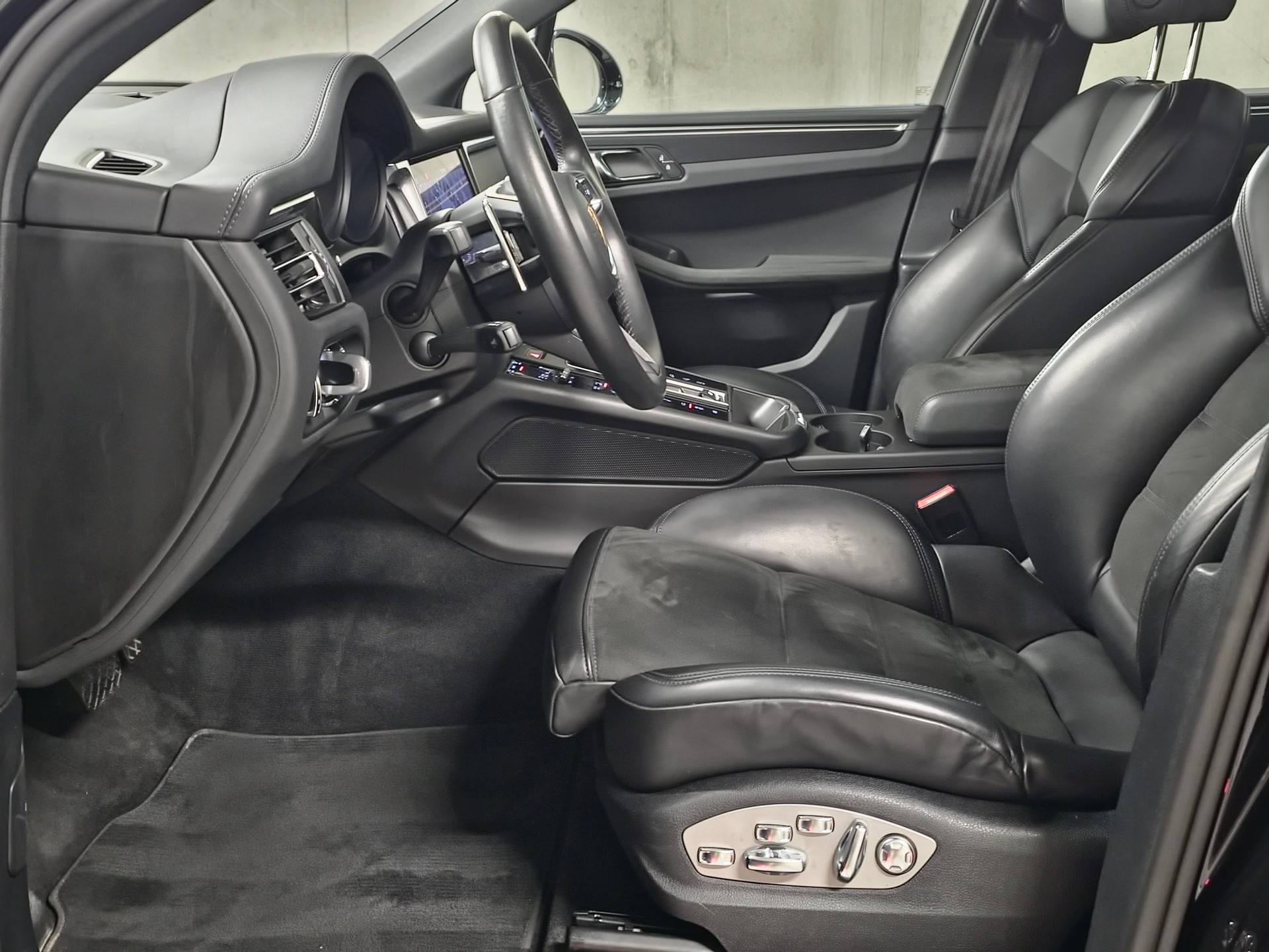 PORSCHE Macan GTS PDK (Full Black)-image-10