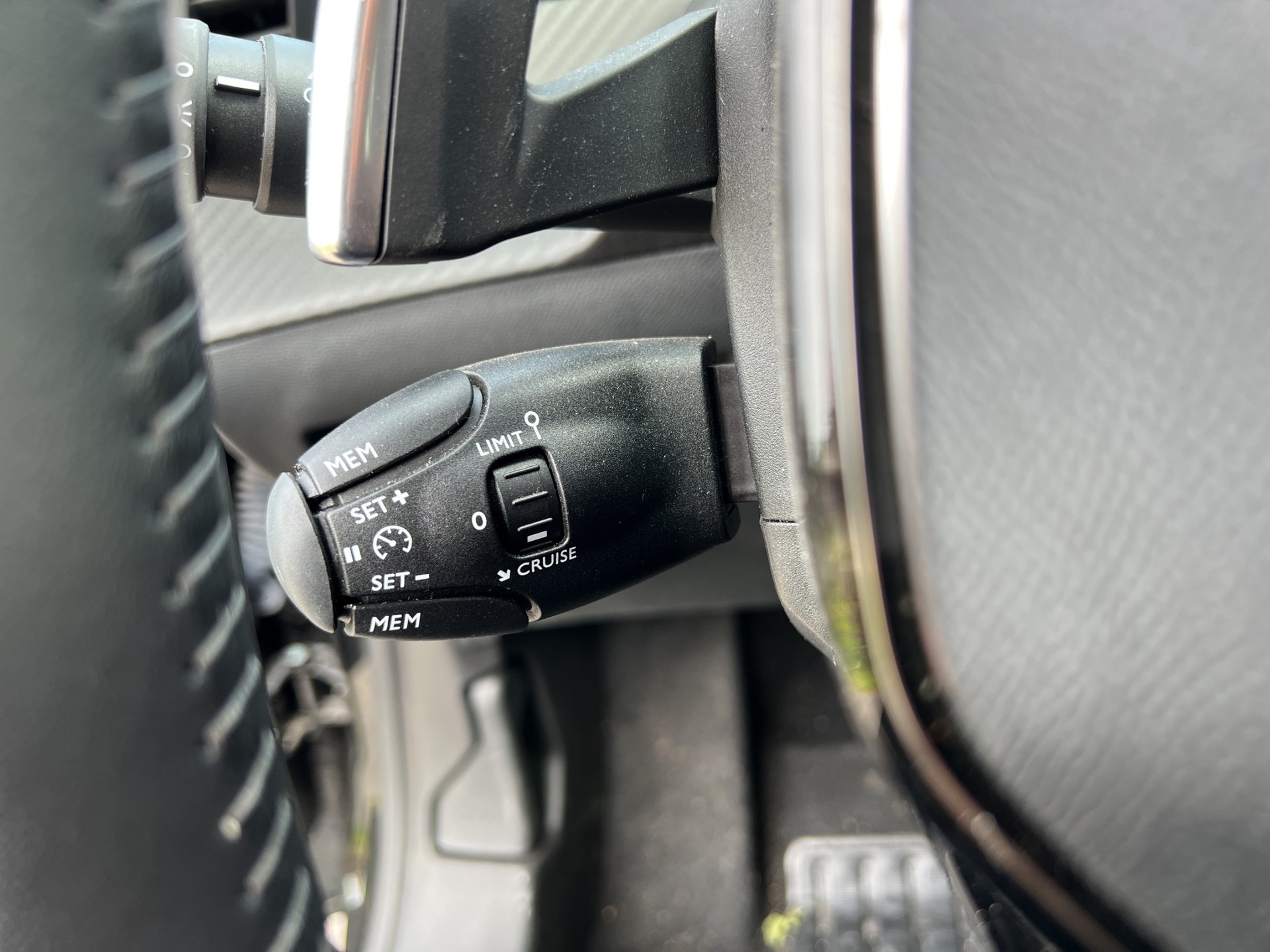 PEUGEOT 208 1.2 Hybrid Style-image-28