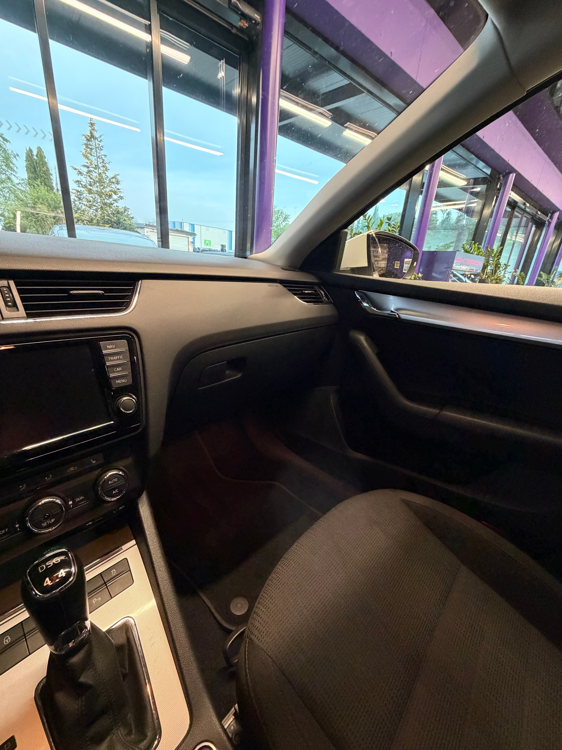 SKODA Octavia Combi 1.8 TSI Elegance 4x4 DSG-image-13