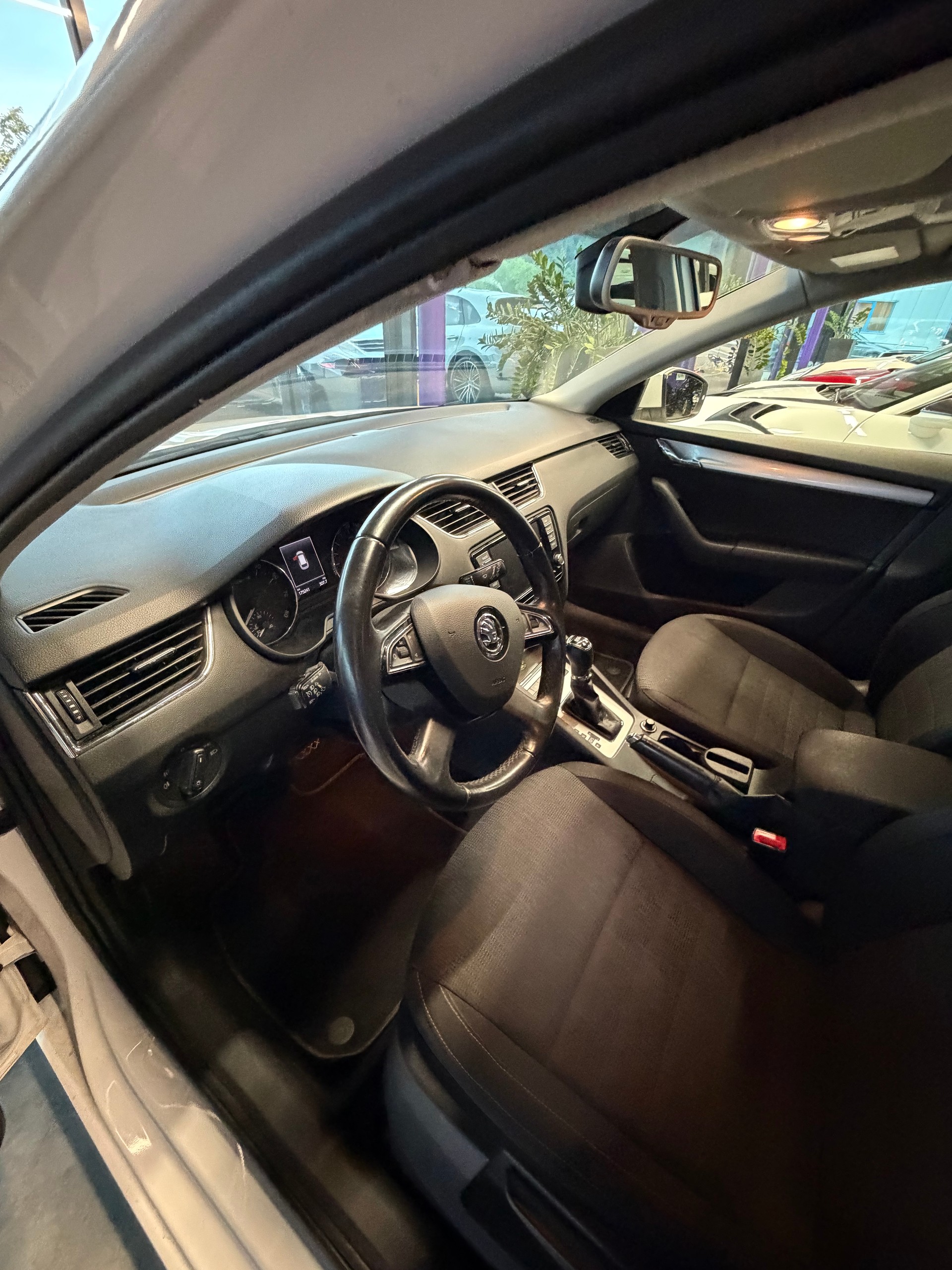 SKODA Octavia Combi 1.8 TSI Elegance 4x4 DSG-image-10