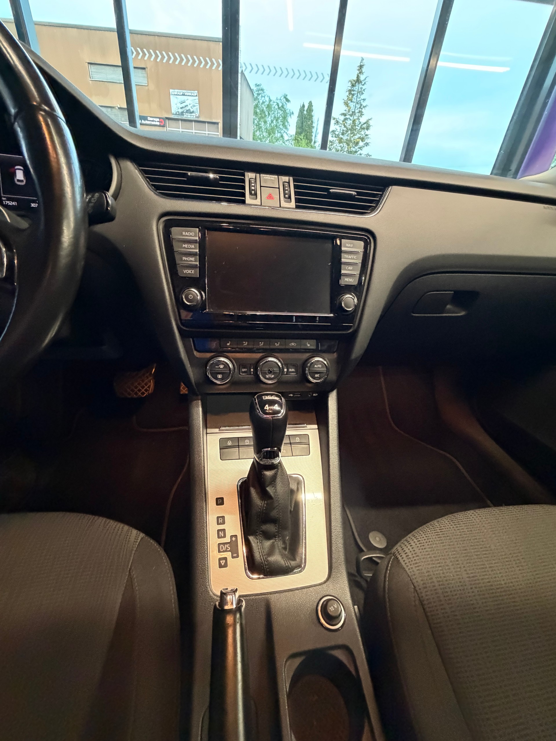 SKODA Octavia Combi 1.8 TSI Elegance 4x4 DSG-image-11