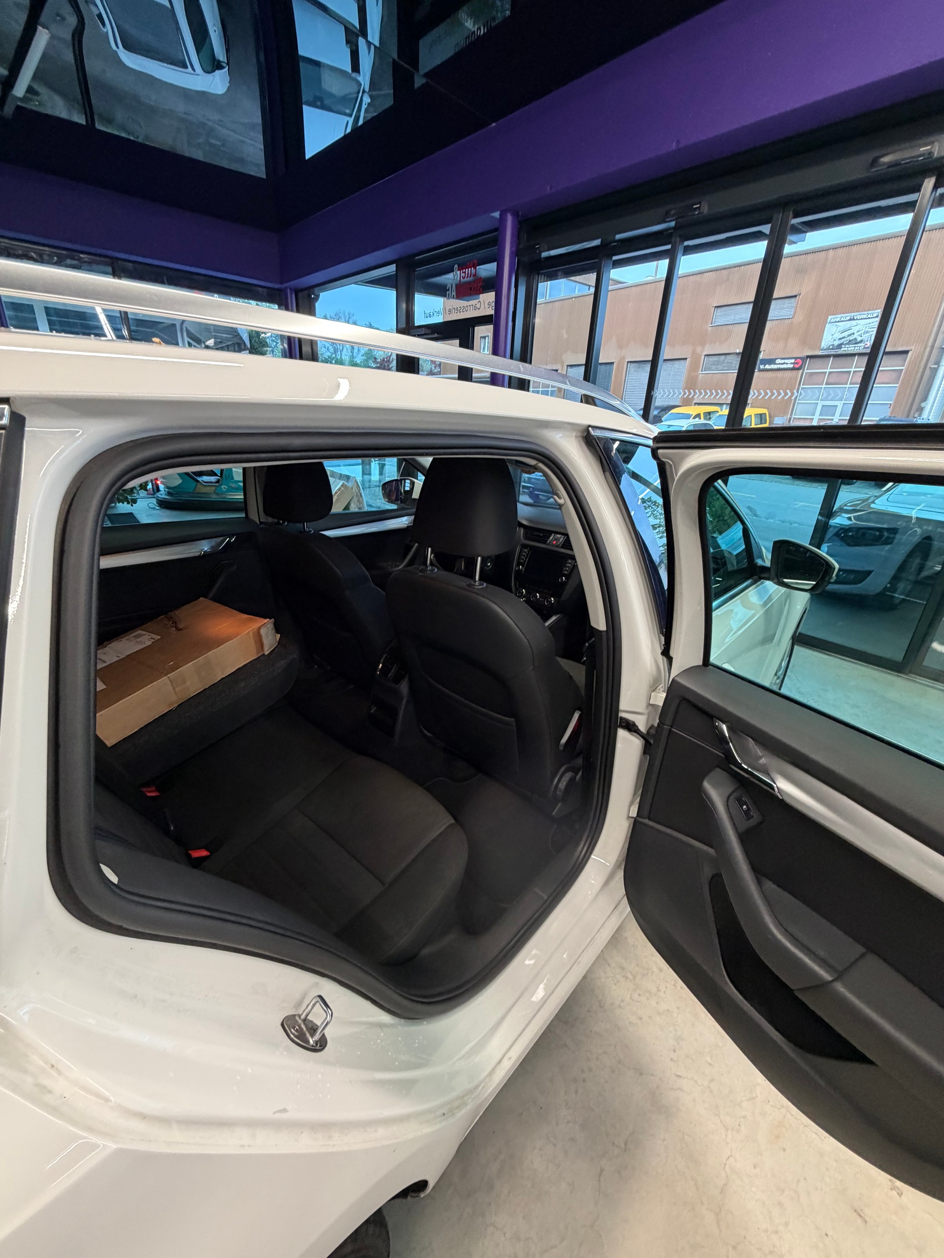 SKODA Octavia Combi 1.8 TSI Elegance 4x4 DSG-image-8