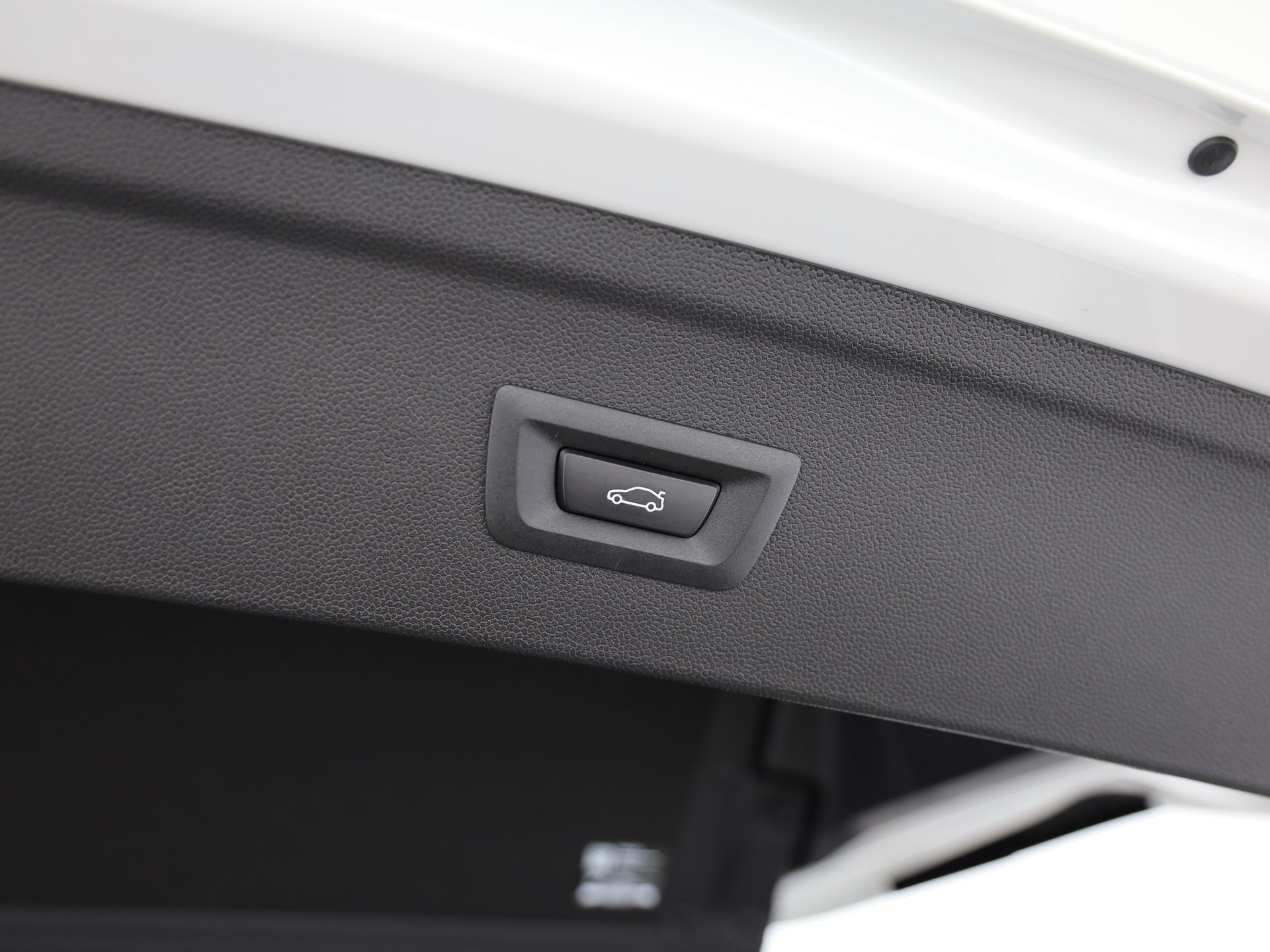 BMW iX xDrive60-image-8