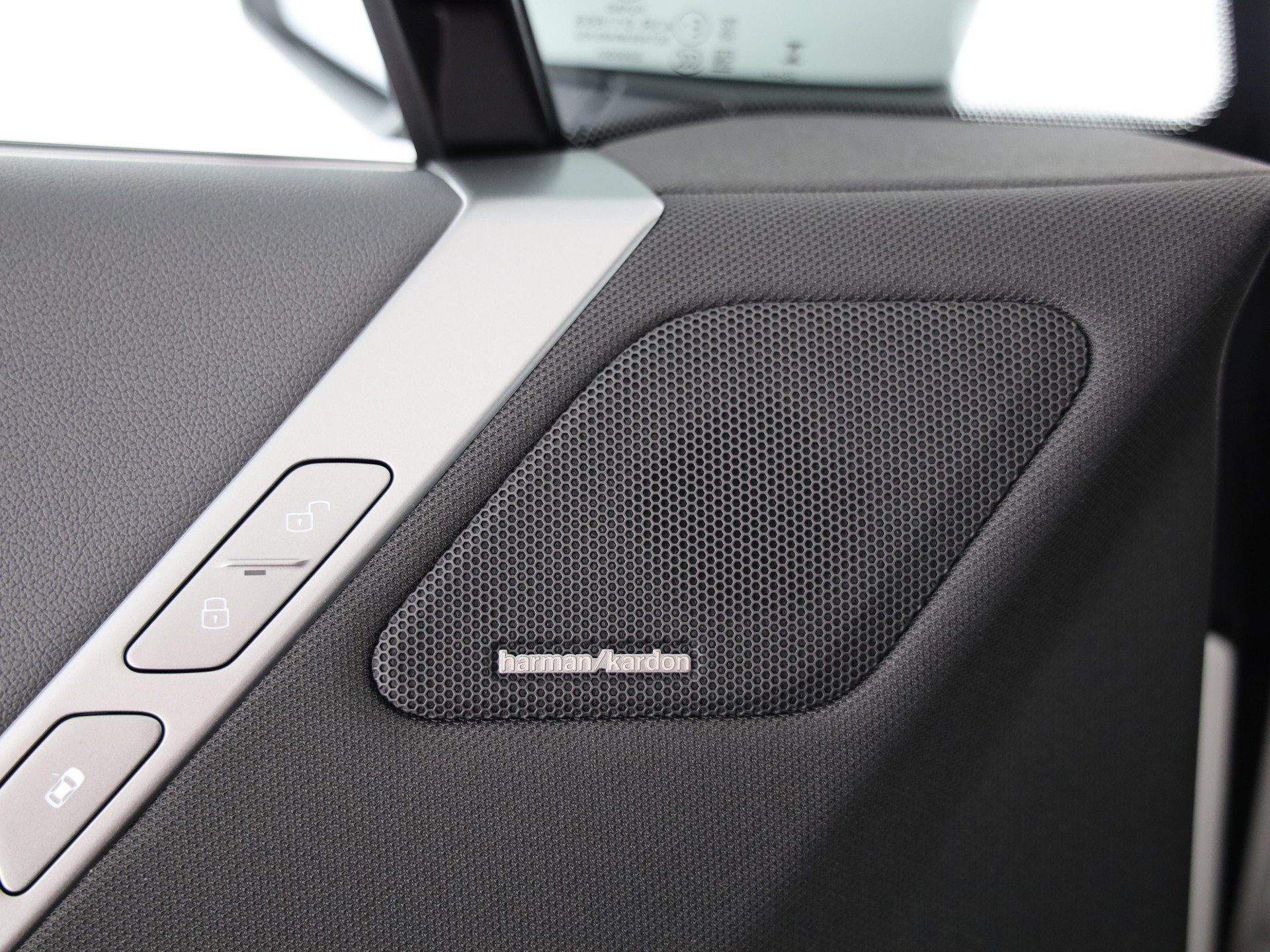 BMW iX xDrive60-image-9