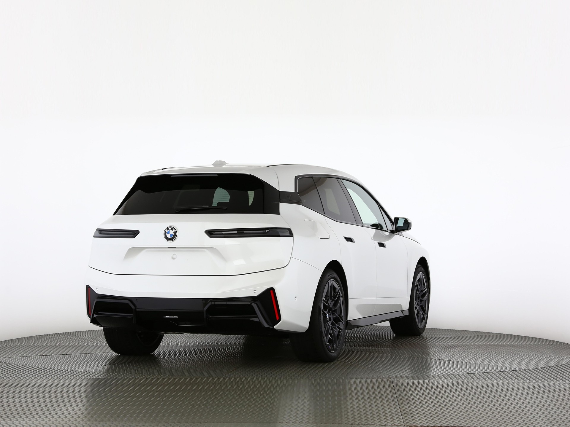 BMW iX xDrive60-image-1