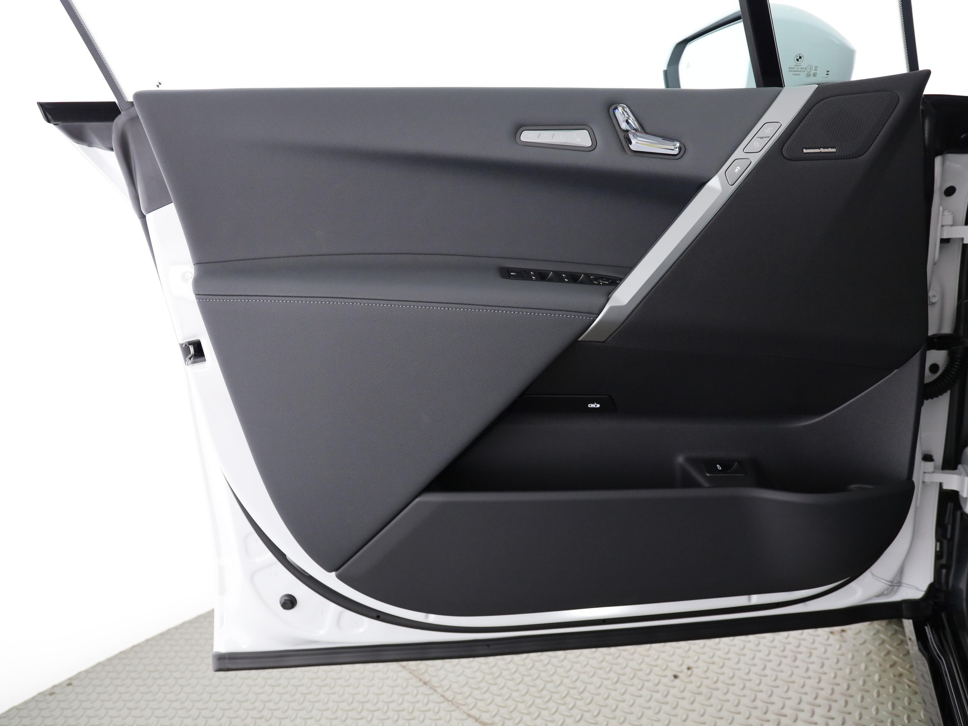 BMW iX xDrive60-image-10