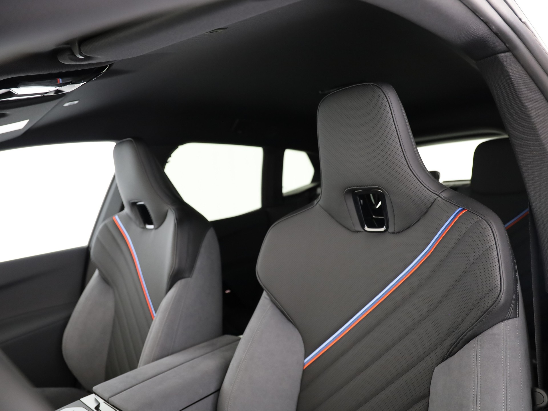 BMW iX xDrive60-image-16