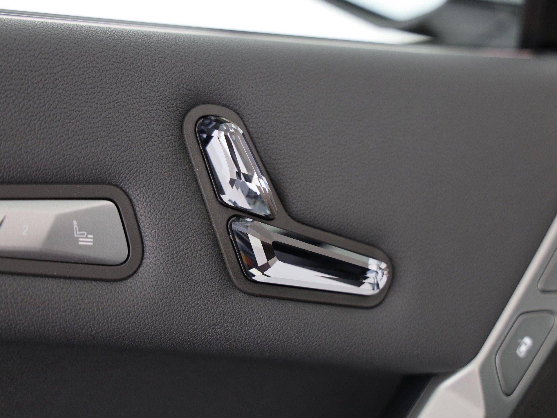 BMW iX xDrive60-image-12