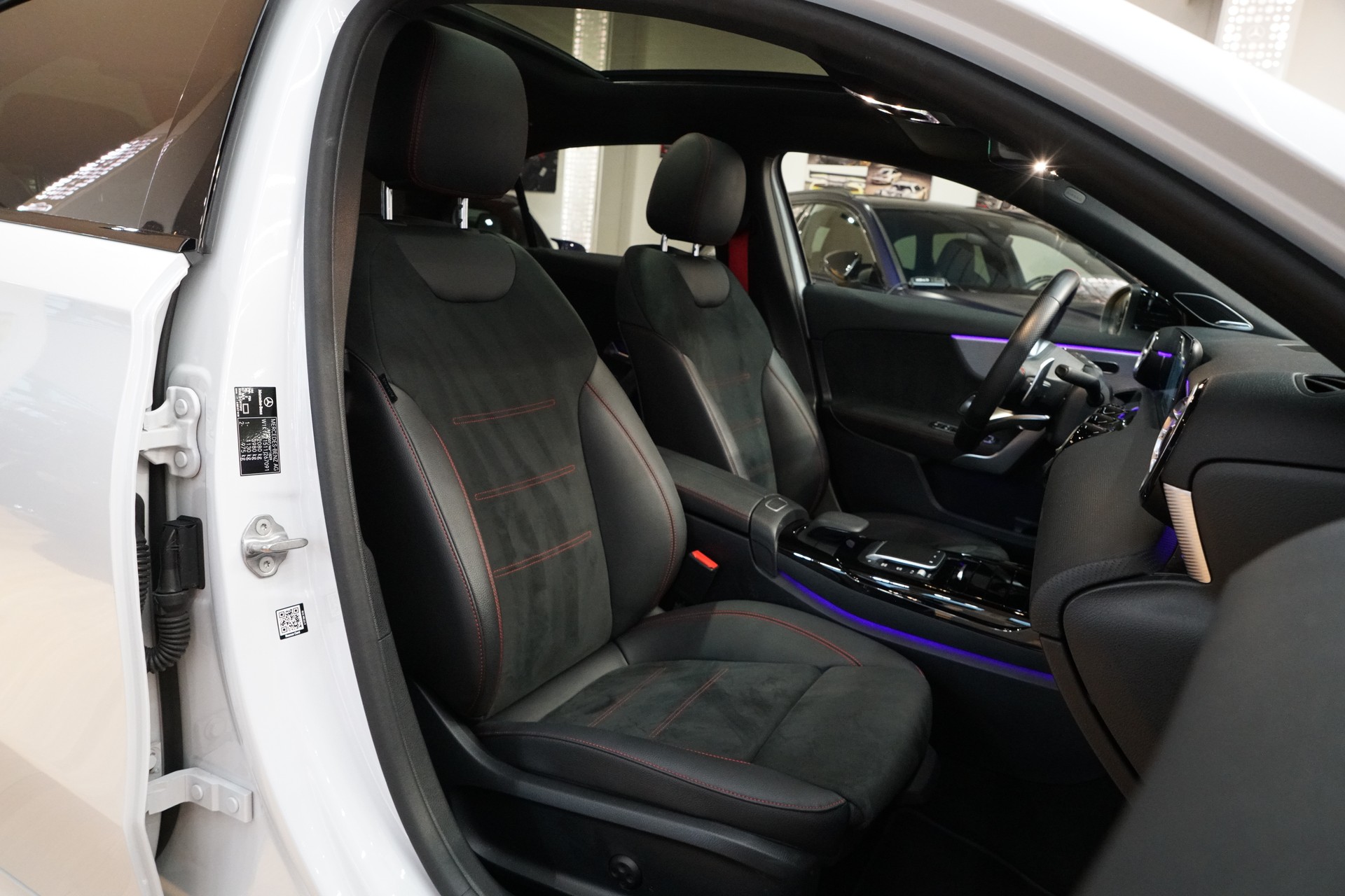 MERCEDES-BENZ A 35 AMG 4Matic Speedshift-image-24
