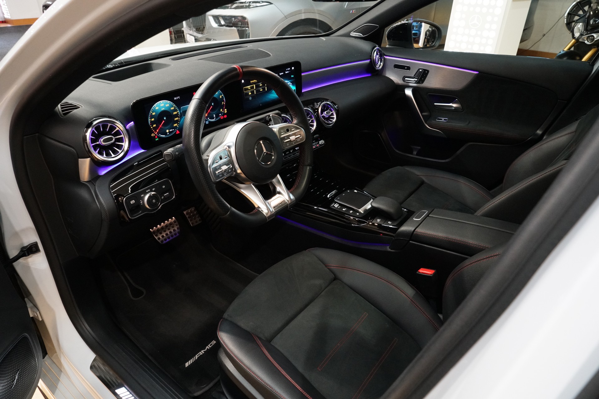MERCEDES-BENZ A 35 AMG 4Matic Speedshift-image-10