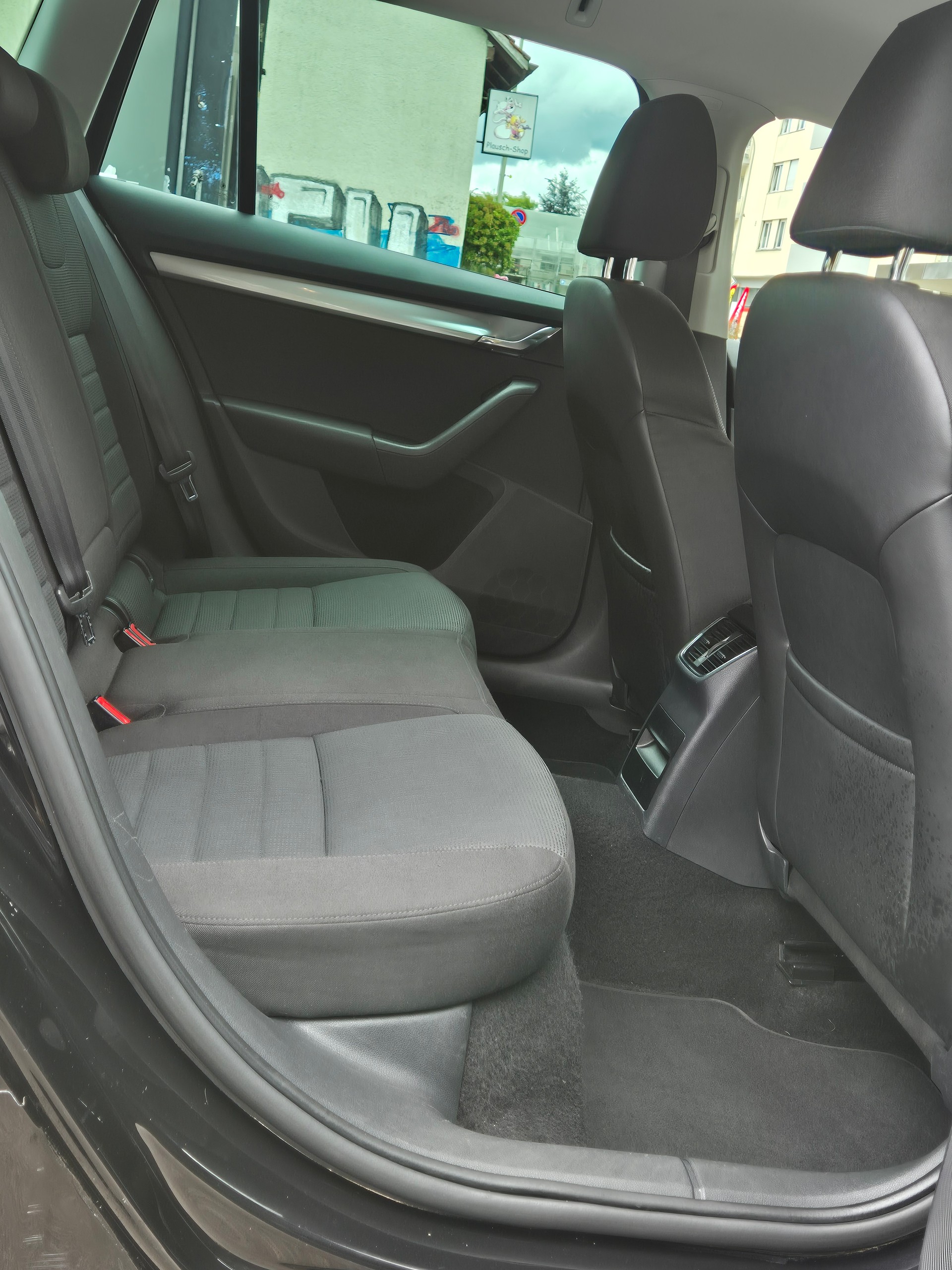 SKODA Octavia Combi 1.8 TSI Elegance-image-9