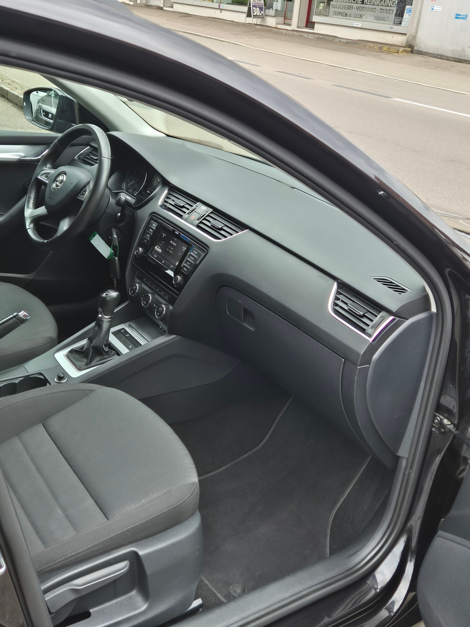 SKODA Octavia Combi 1.8 TSI Elegance-image-8
