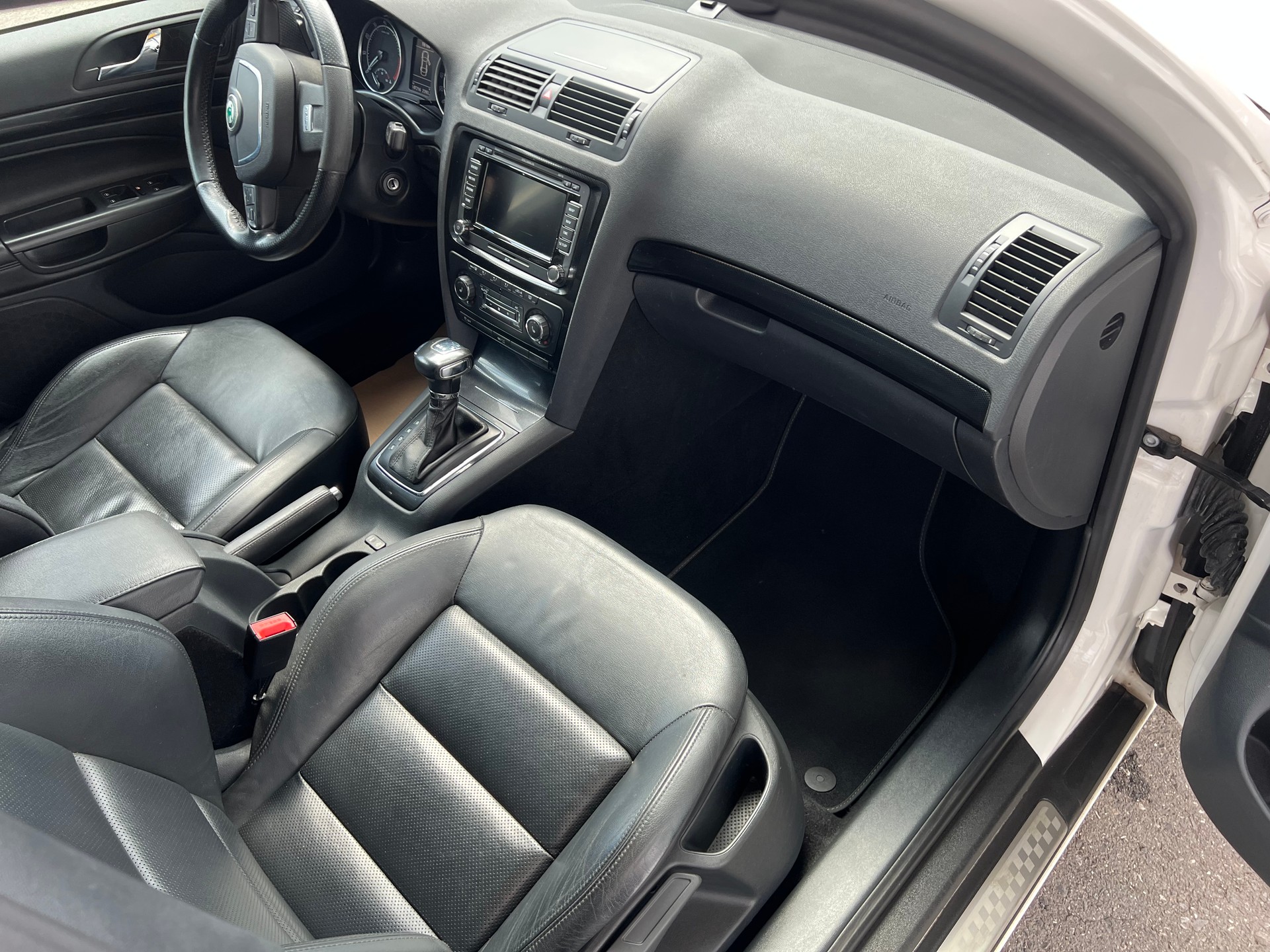 SKODA Octavia Combi 2.0 TSI RS DSG *** Navigation * Leder * 8 fachbereift * mit frisch ab MFK * 1 Jahr Garantie möglich ***-image-9