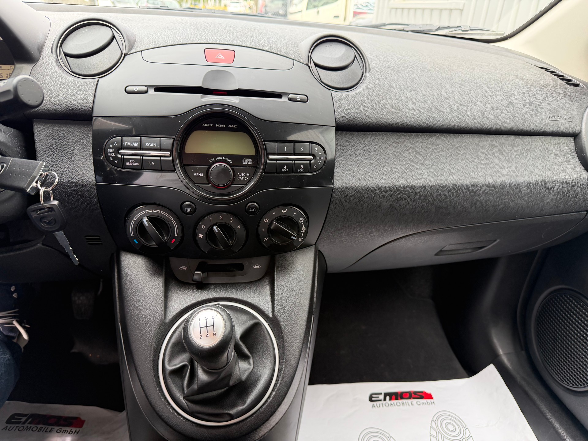 MAZDA 2 1.3i 16V Voila ma Suisse Edition-image-10