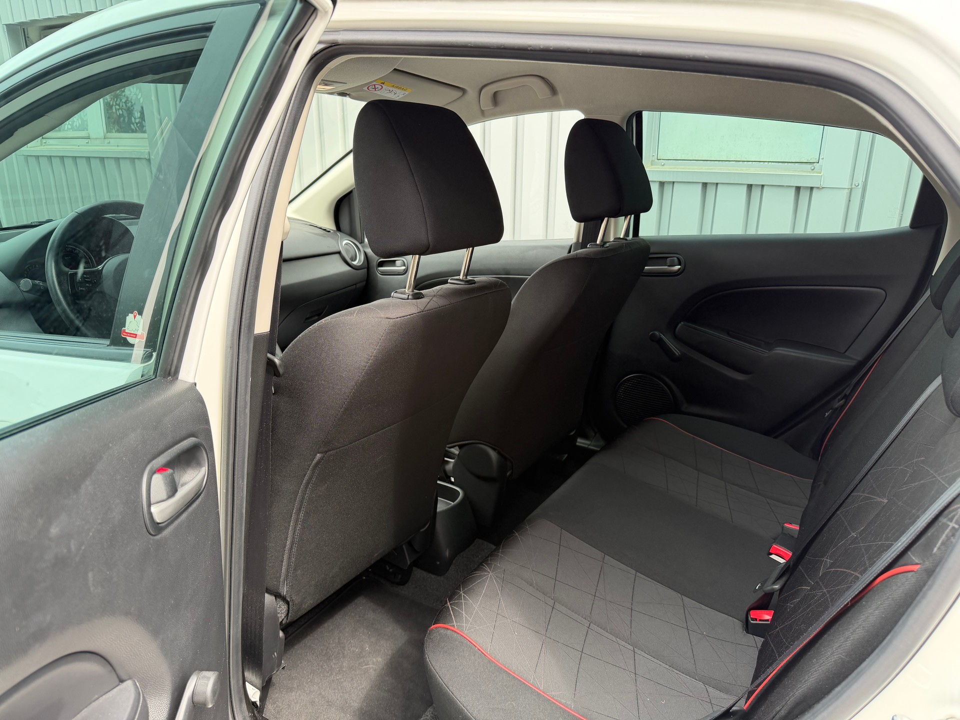 MAZDA 2 1.3i 16V Voila ma Suisse Edition-image-14