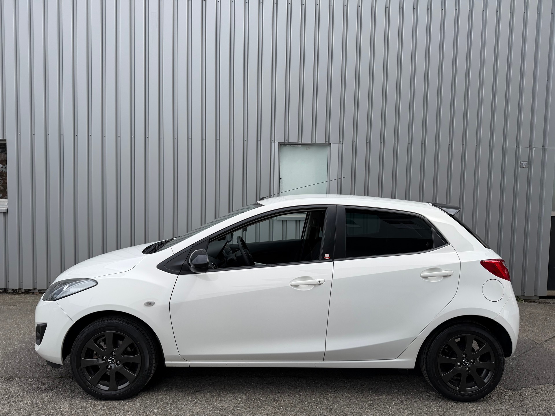 MAZDA 2 1.3i 16V Voila ma Suisse Edition-image-3