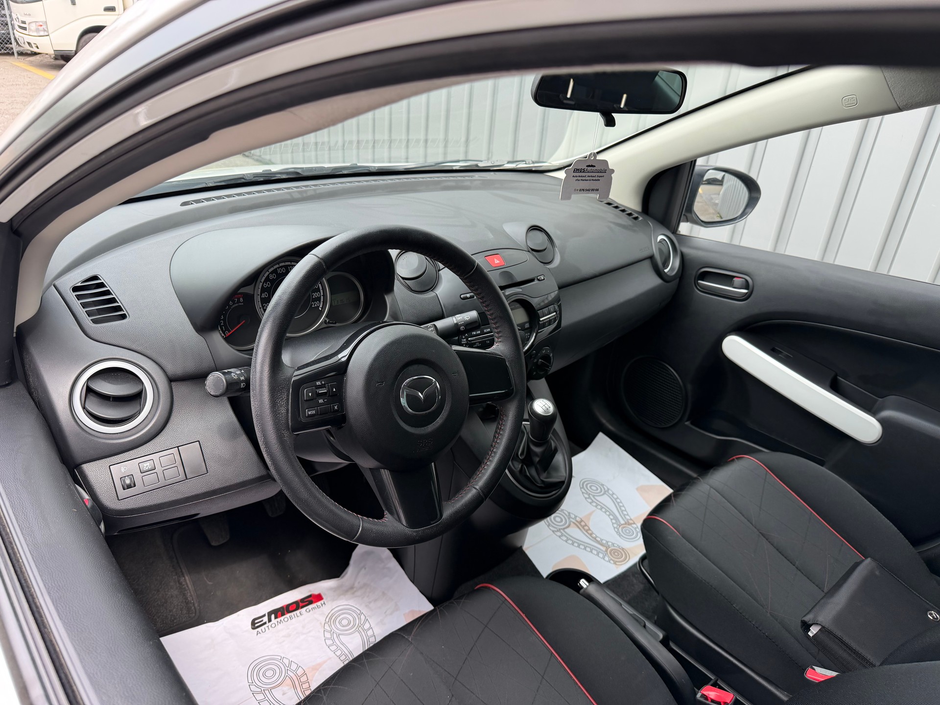 MAZDA 2 1.3i 16V Voila ma Suisse Edition-image-9