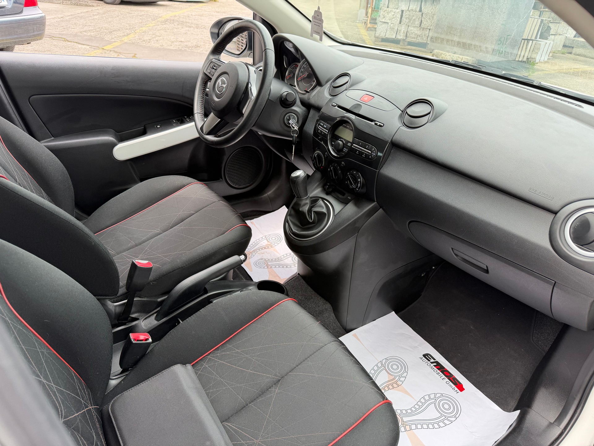 MAZDA 2 1.3i 16V Voila ma Suisse Edition-image-8