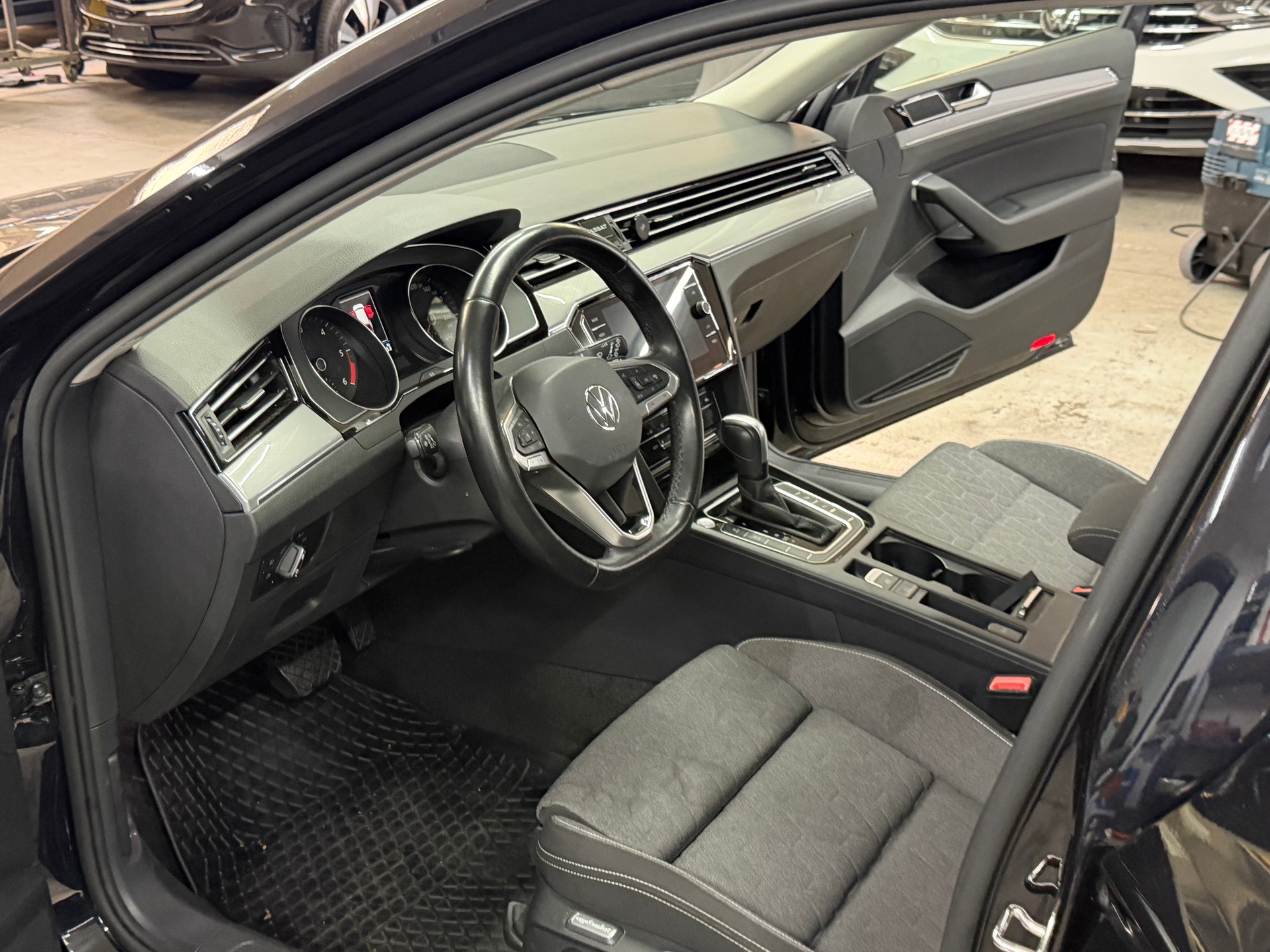 VW Passat 2.0 TDI BMT Business DSG-image-10