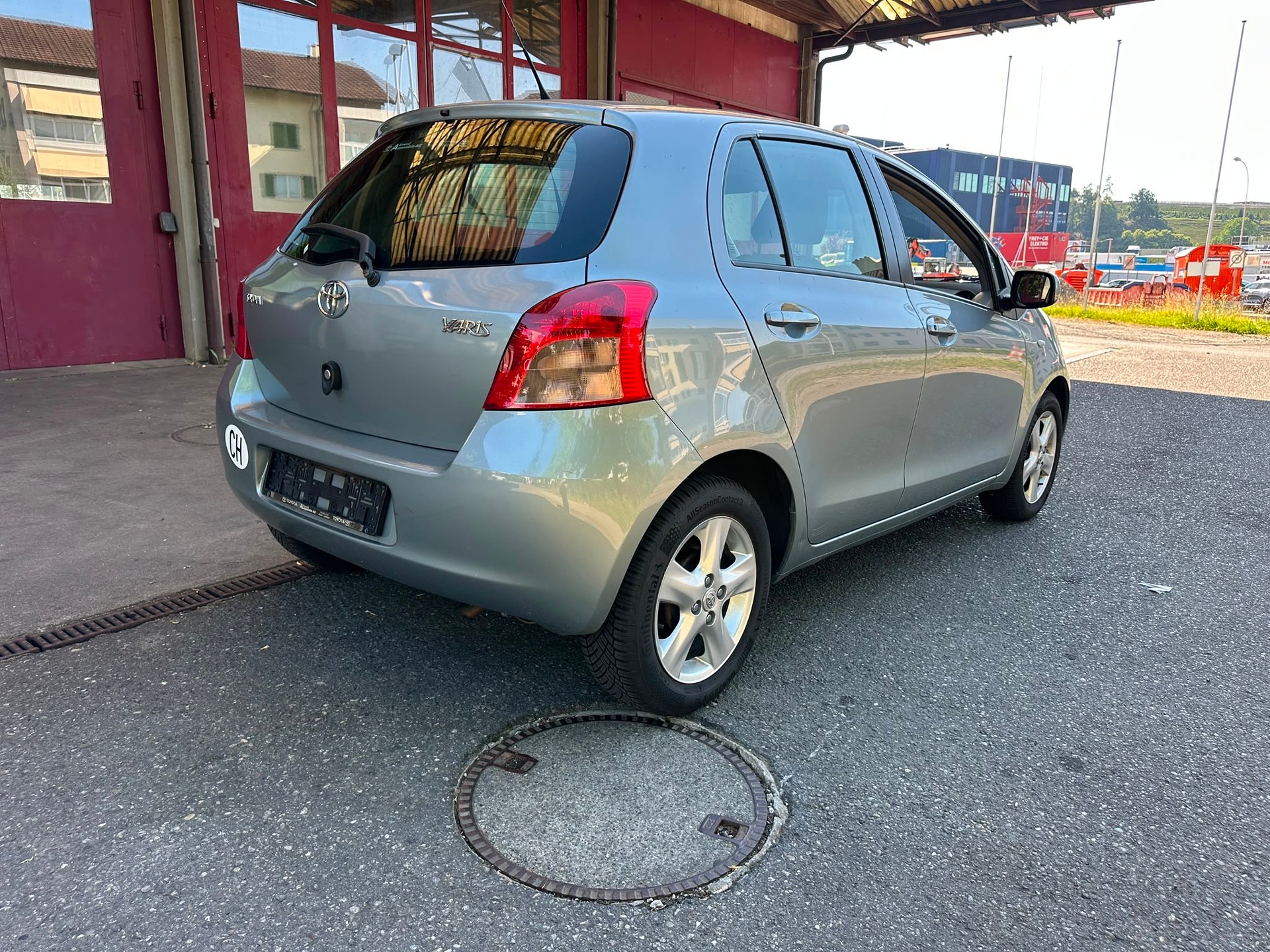 TOYOTA Yaris 1.3 Linea Sol-image-5