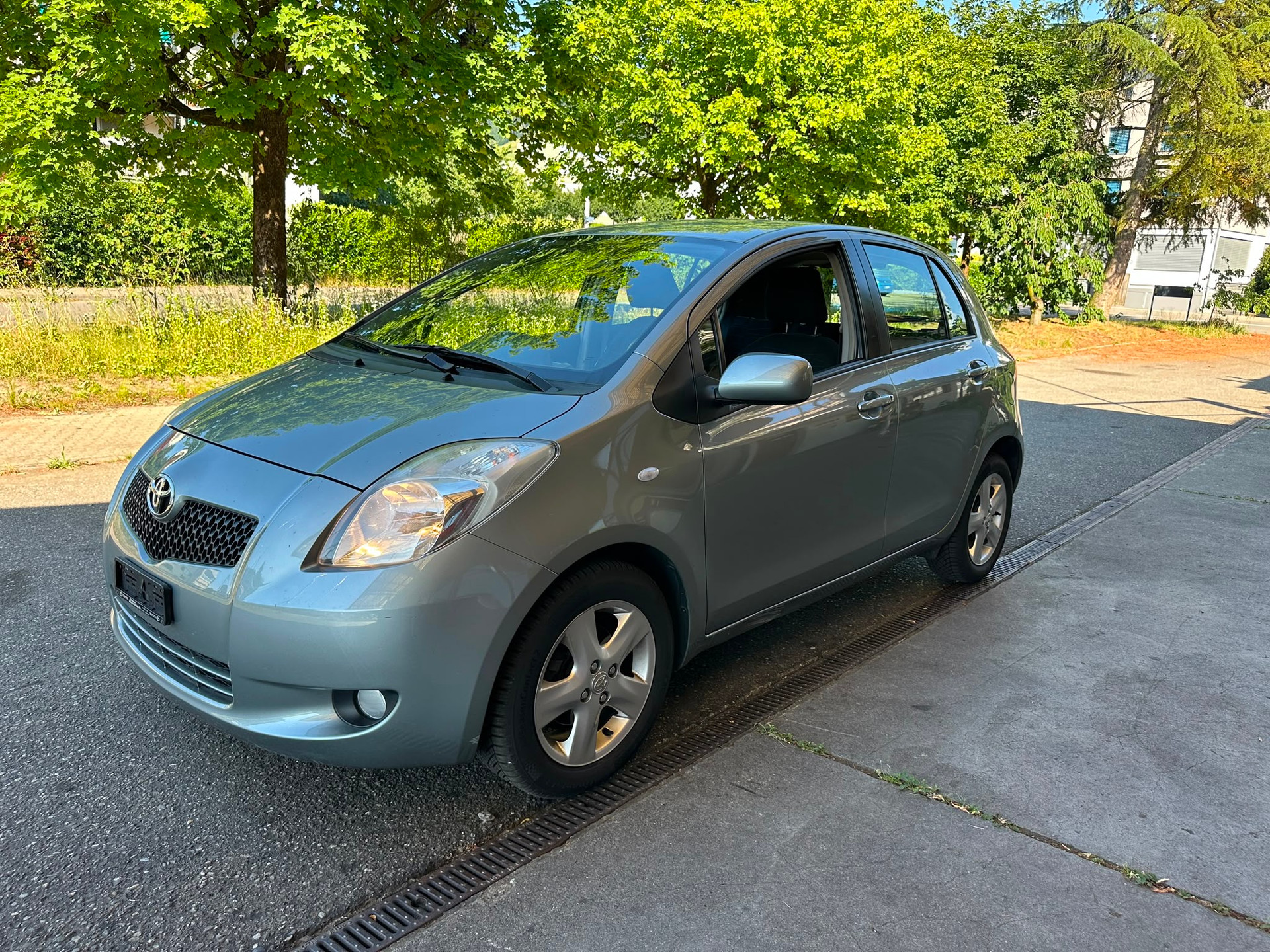 TOYOTA Yaris 1.3 Linea Sol-image-1