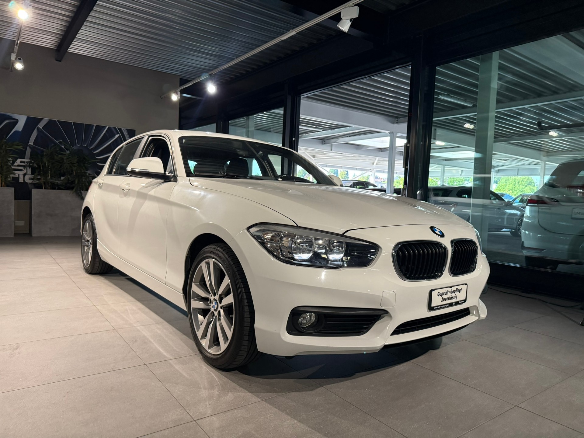 BMW 116i Business-showroom-element-3