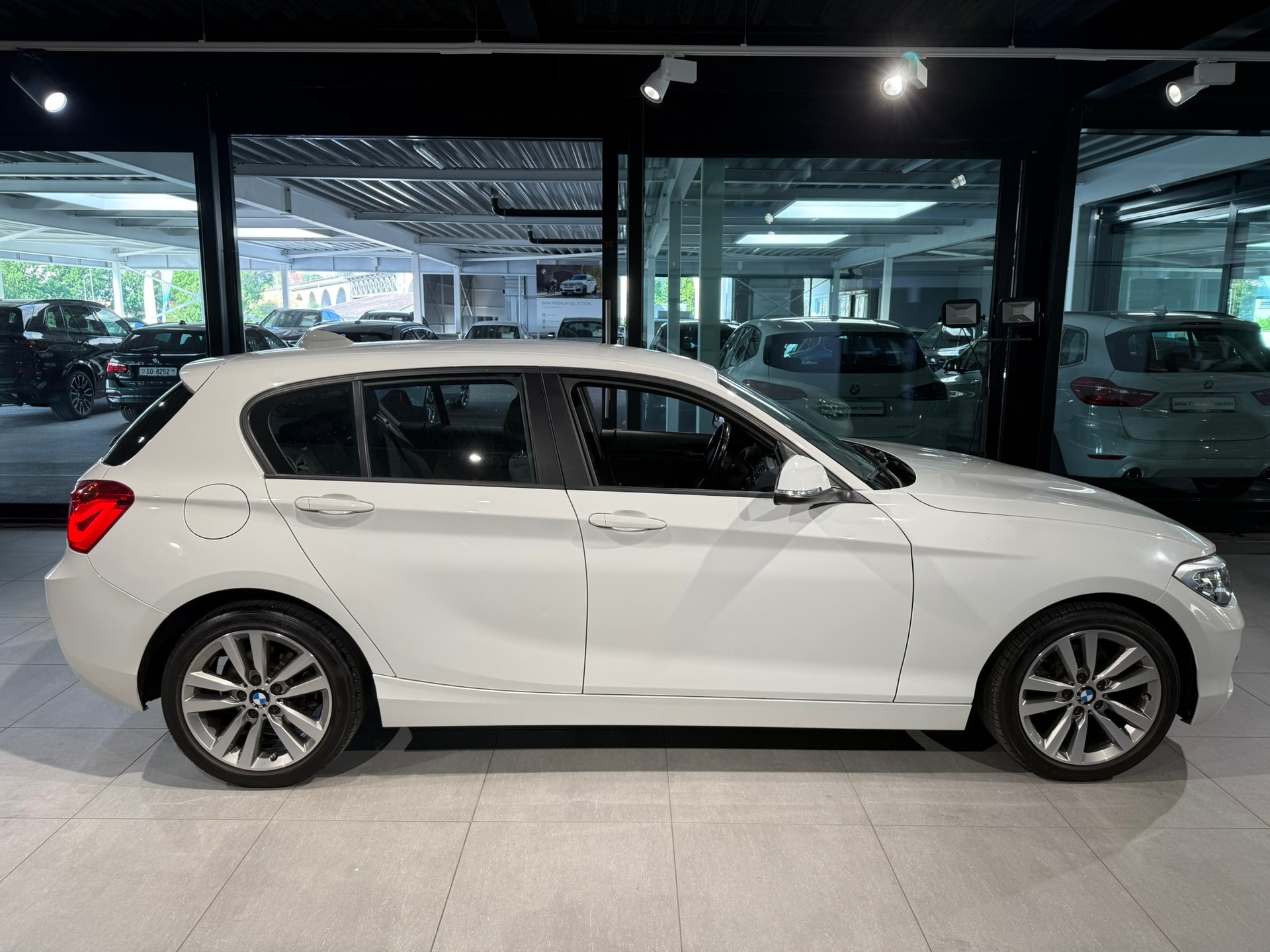 BMW 116i Business-showroom-element-2