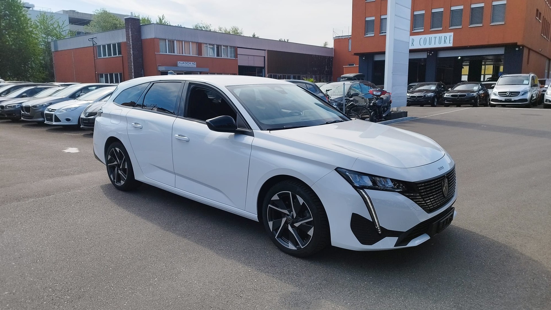 PEUGEOT 308 SW 1.5 BlueHDI Allure Pack EAT8-image-2