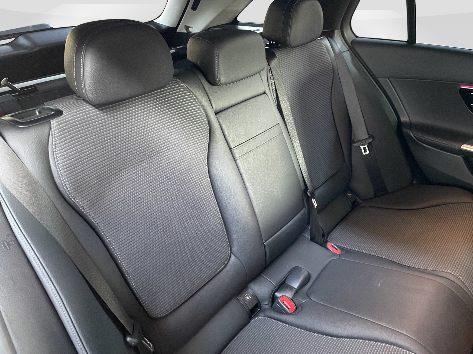 MERCEDES-BENZ C 220 d Avantgarde 4matic Kombi-image-9