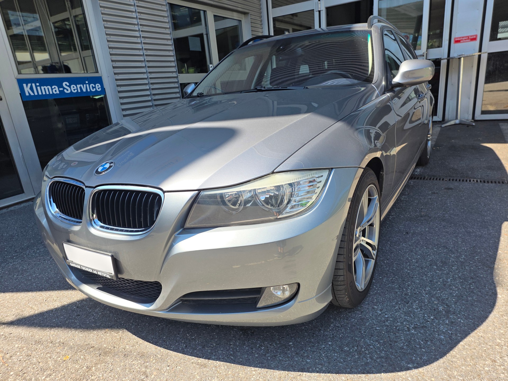 BMW 318i Touring Access-image-0