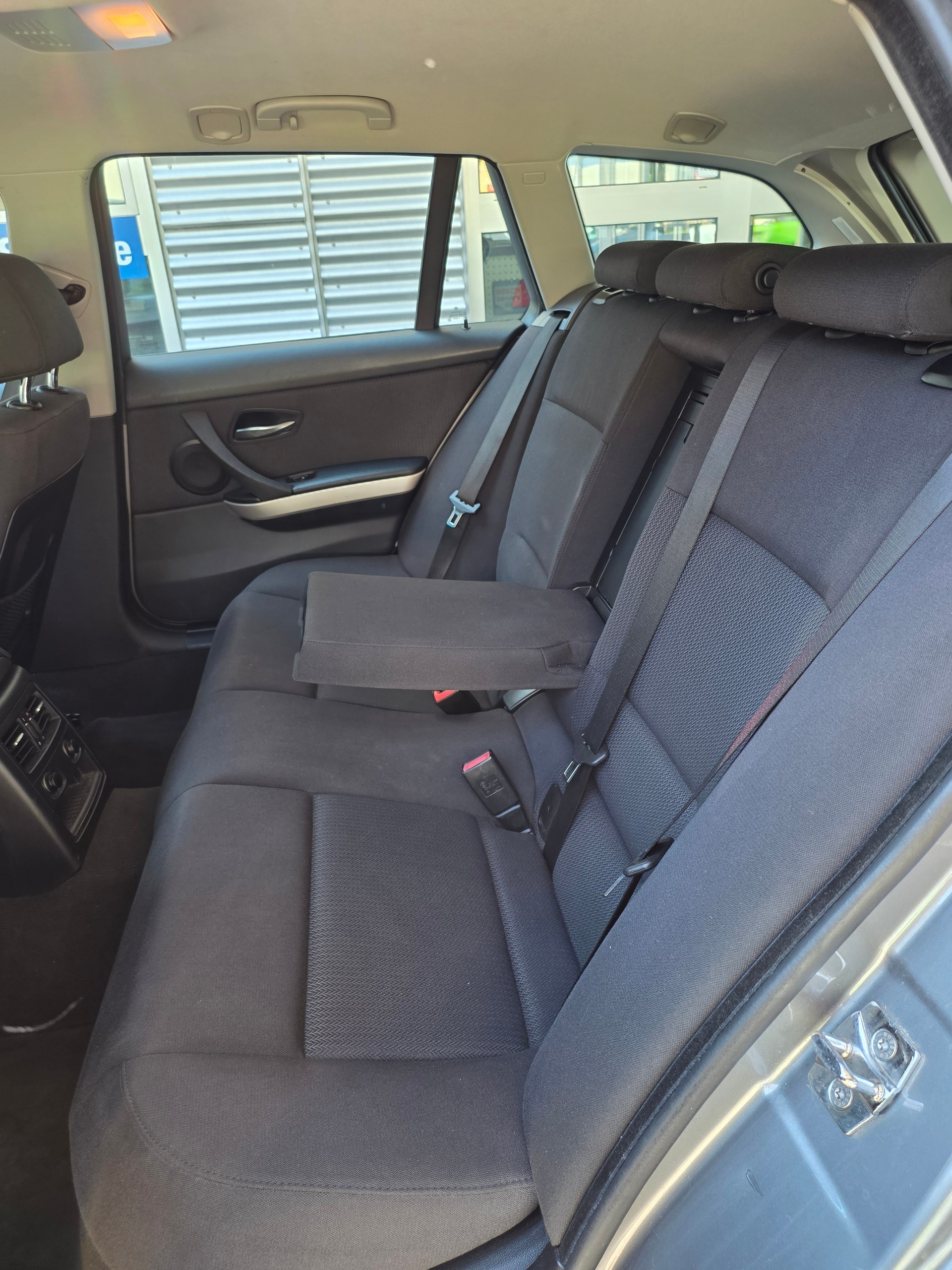 BMW 318i Touring Access-image-8