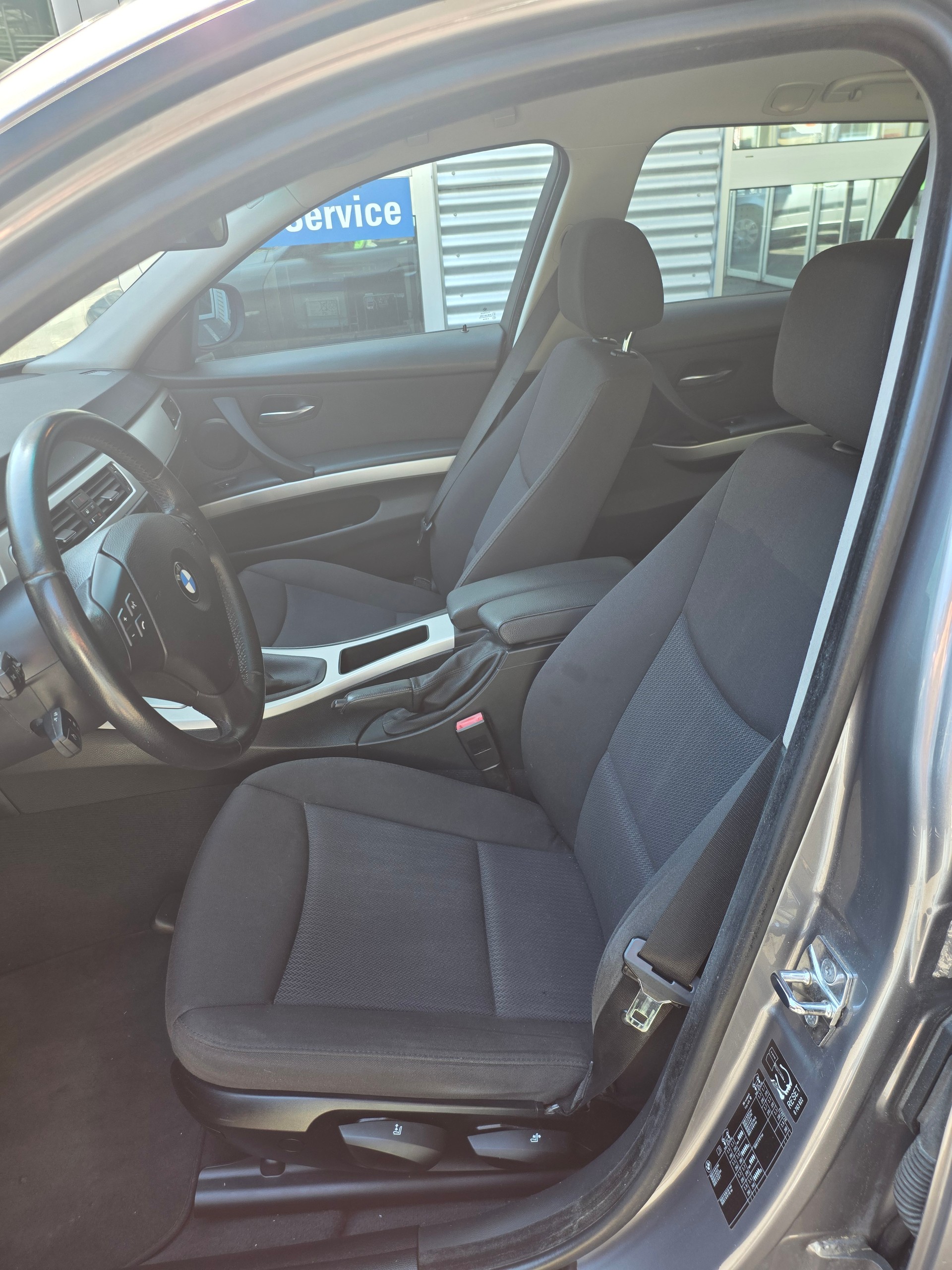 BMW 318i Touring Access-image-7