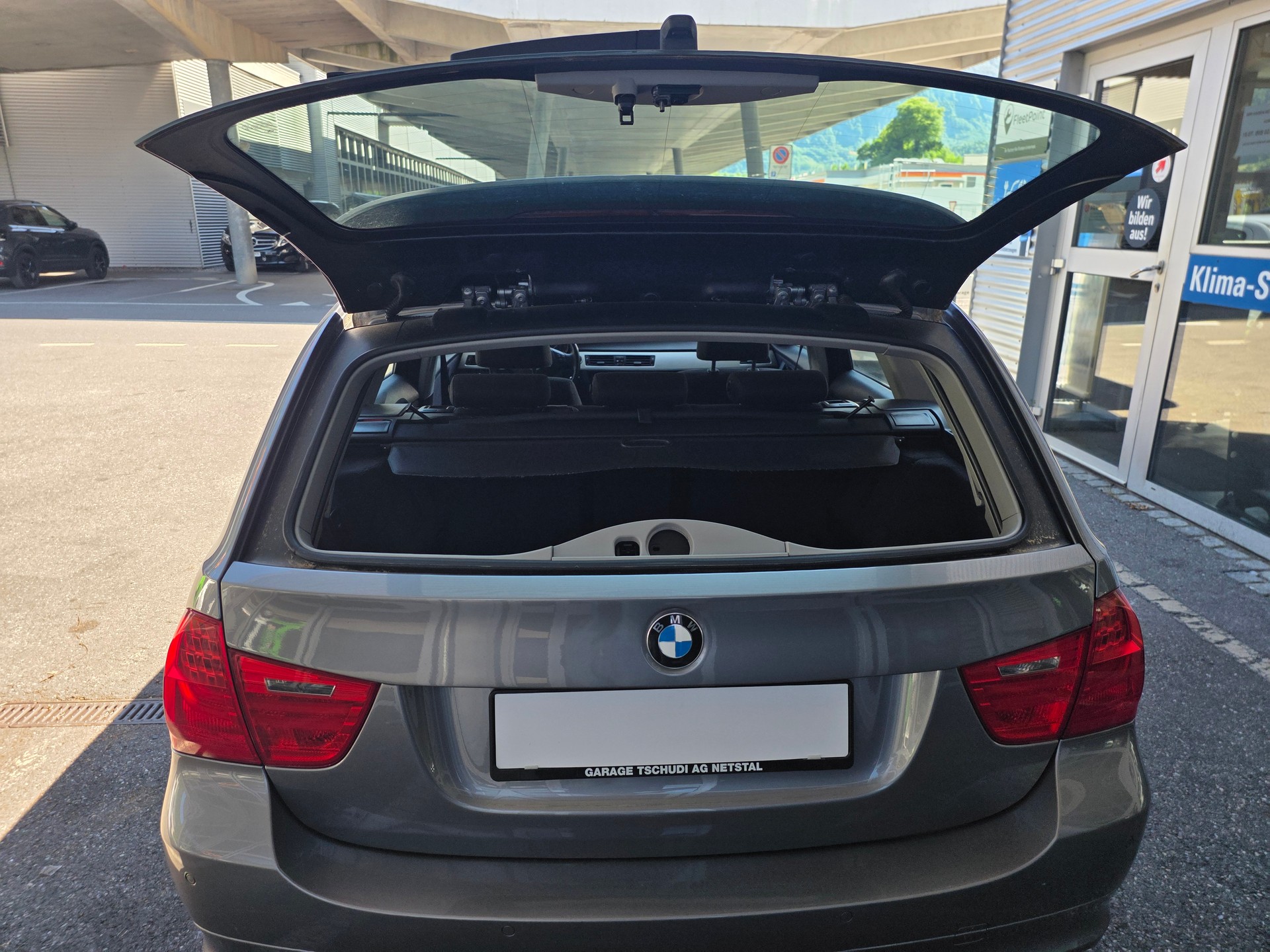 BMW 318i Touring Access-image-6