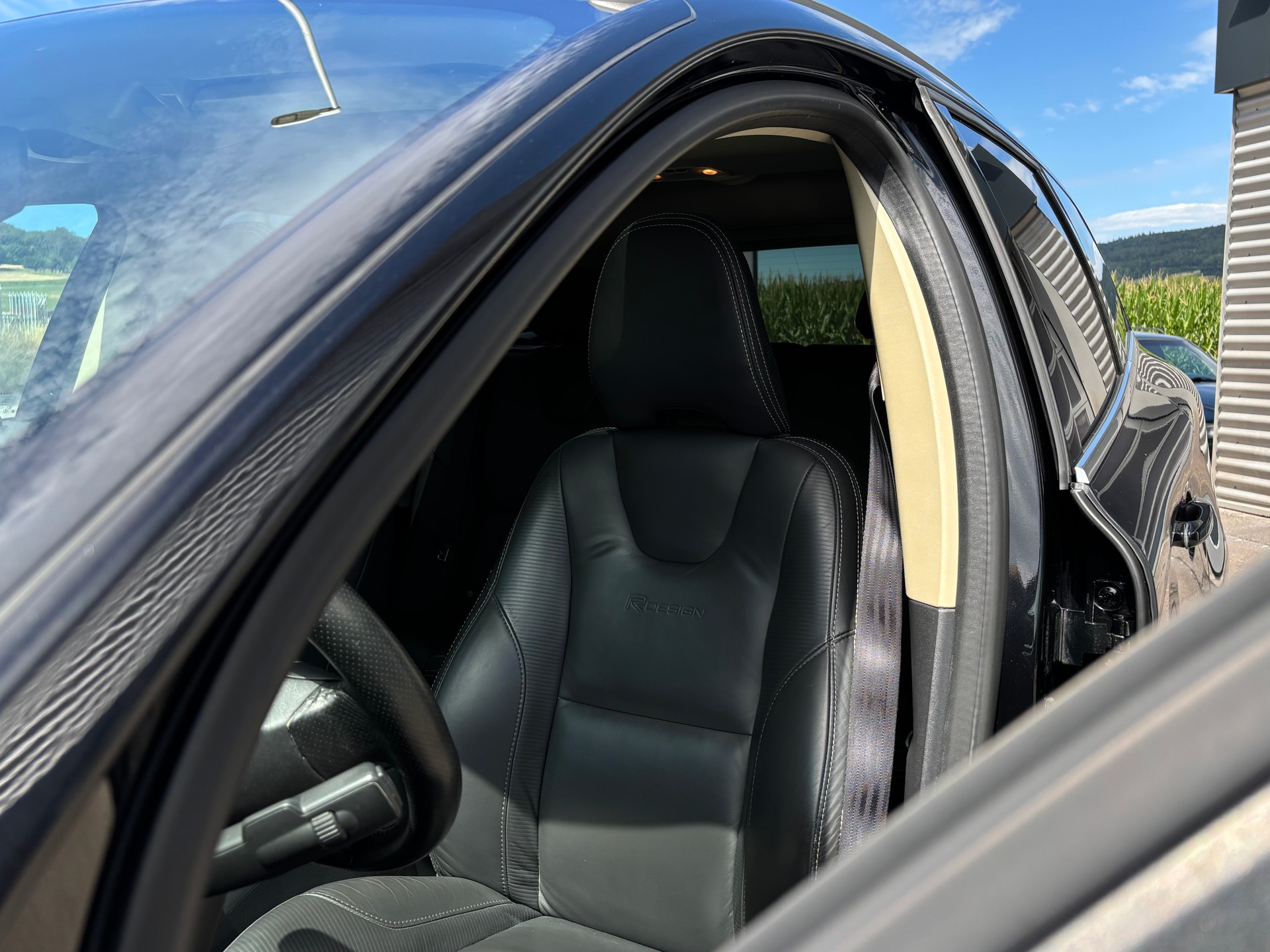 VOLVO XC60 3.0 T6 R-Design AWD-image-3