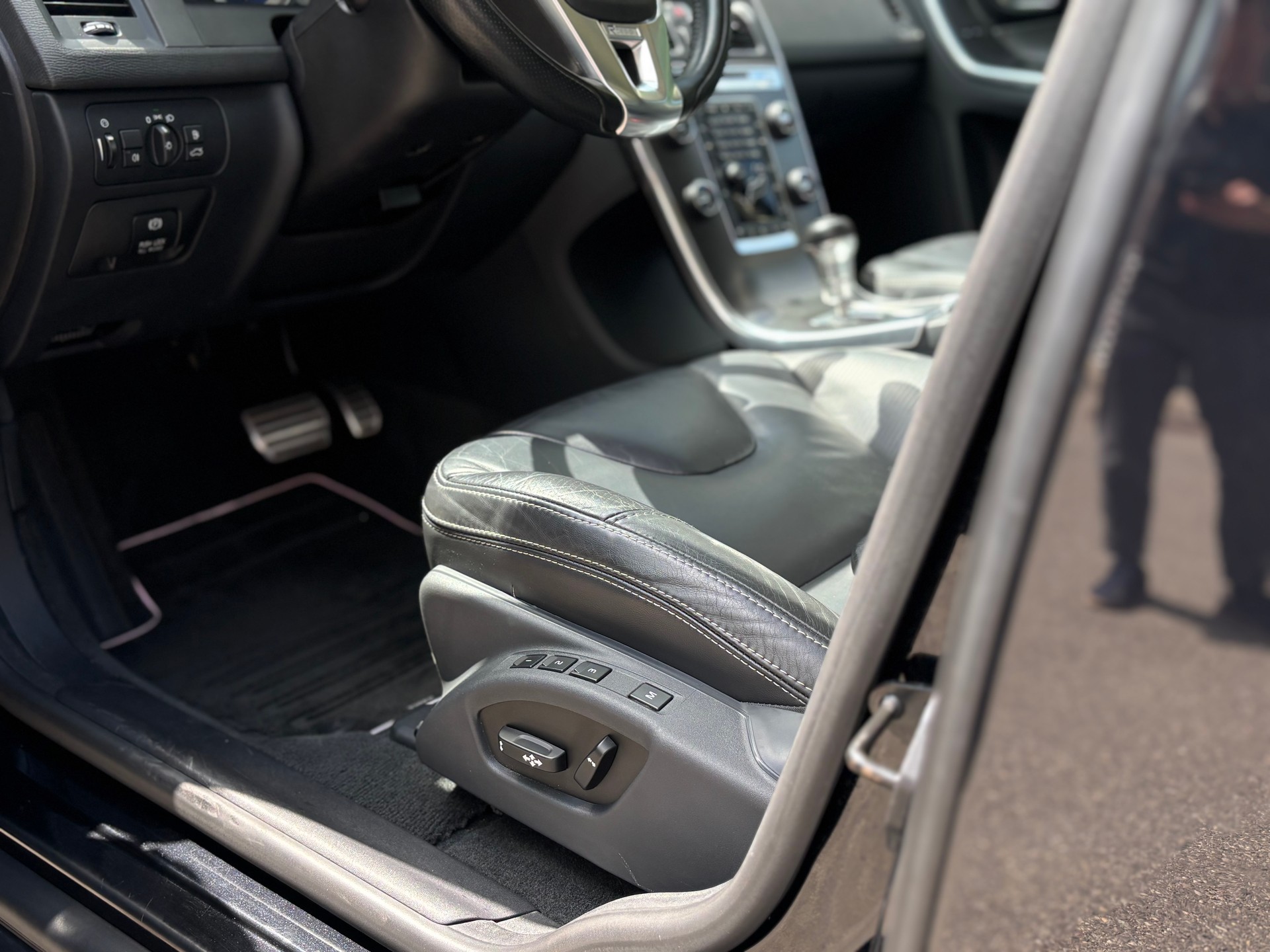 VOLVO XC60 3.0 T6 R-Design AWD-image-16