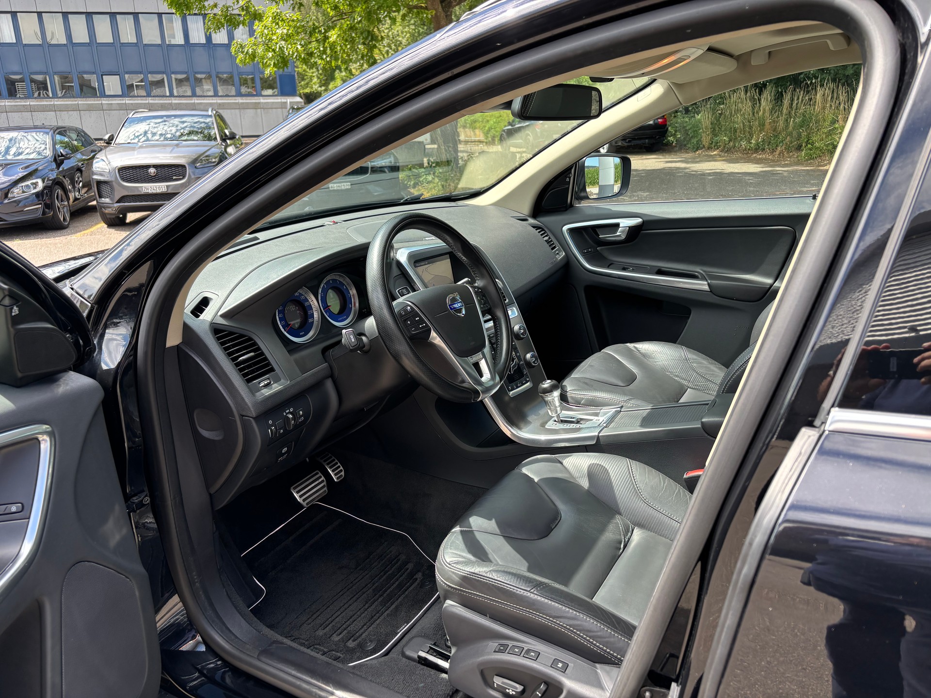 VOLVO XC60 3.0 T6 R-Design AWD-image-2