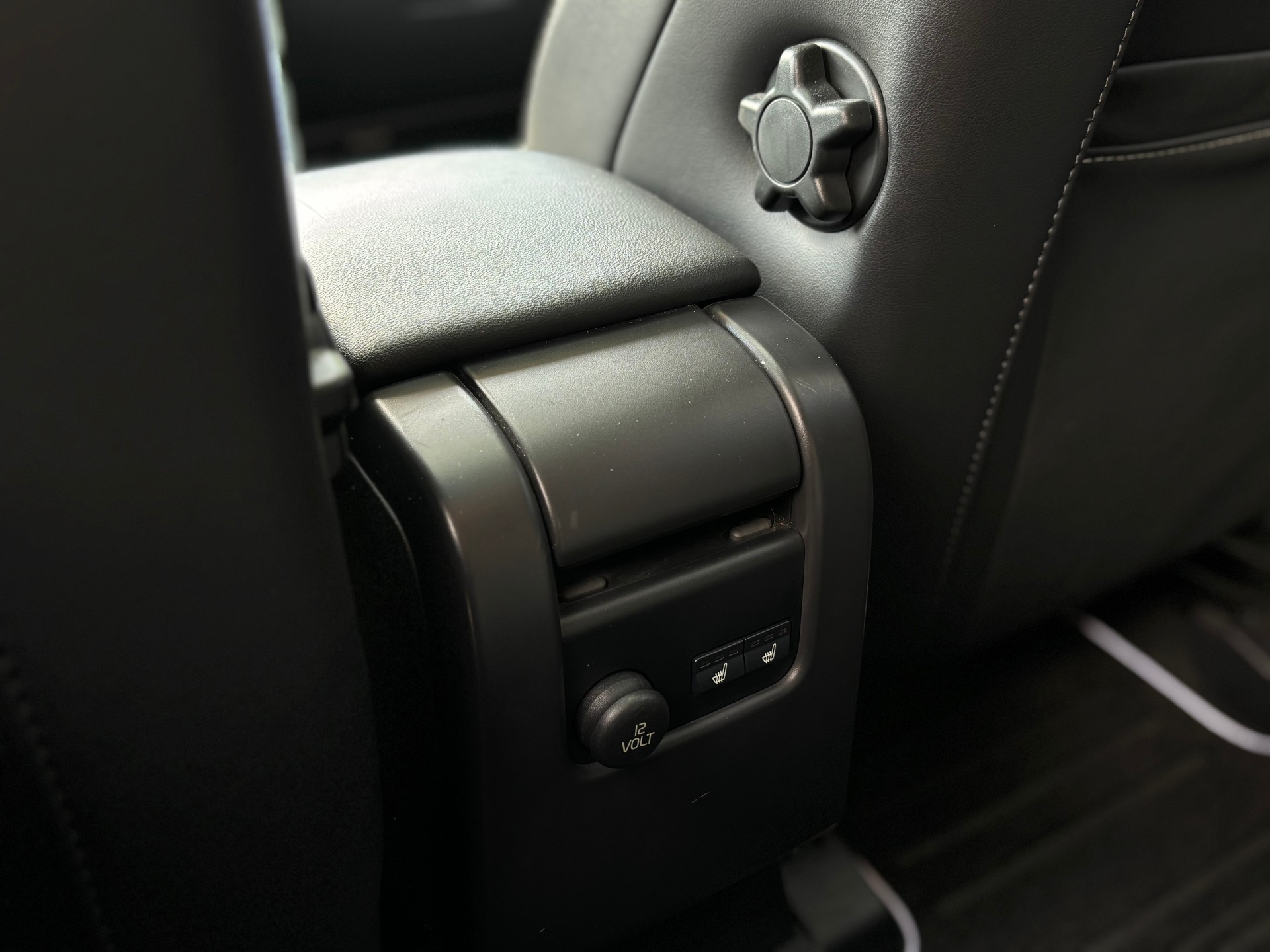 VOLVO XC60 3.0 T6 R-Design AWD-image-12
