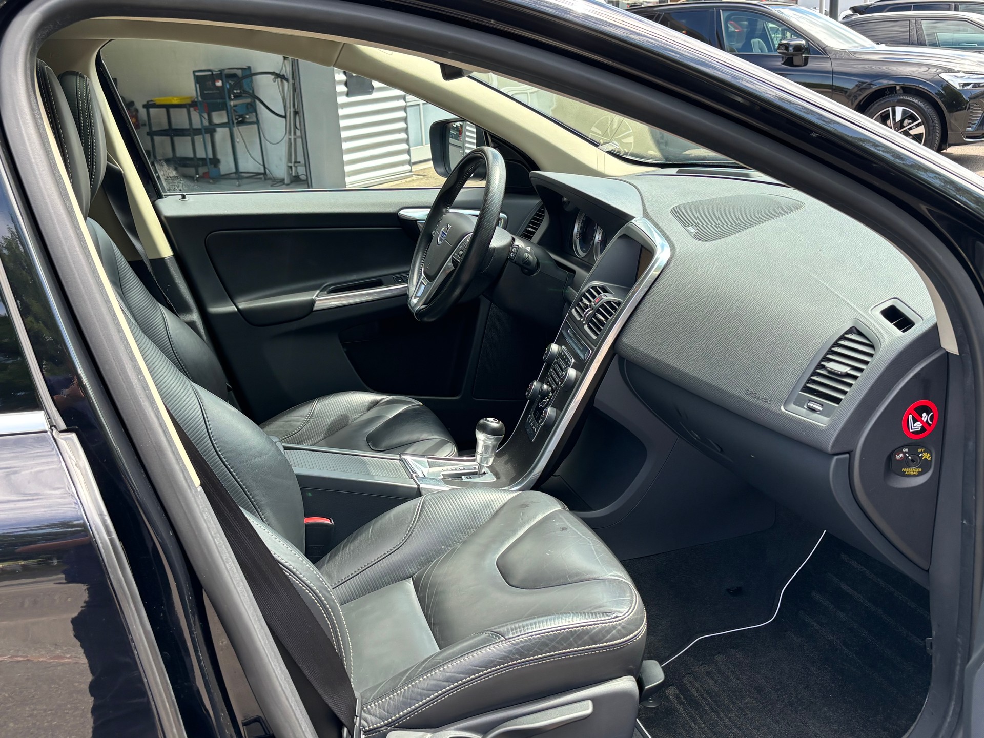 VOLVO XC60 3.0 T6 R-Design AWD-image-6
