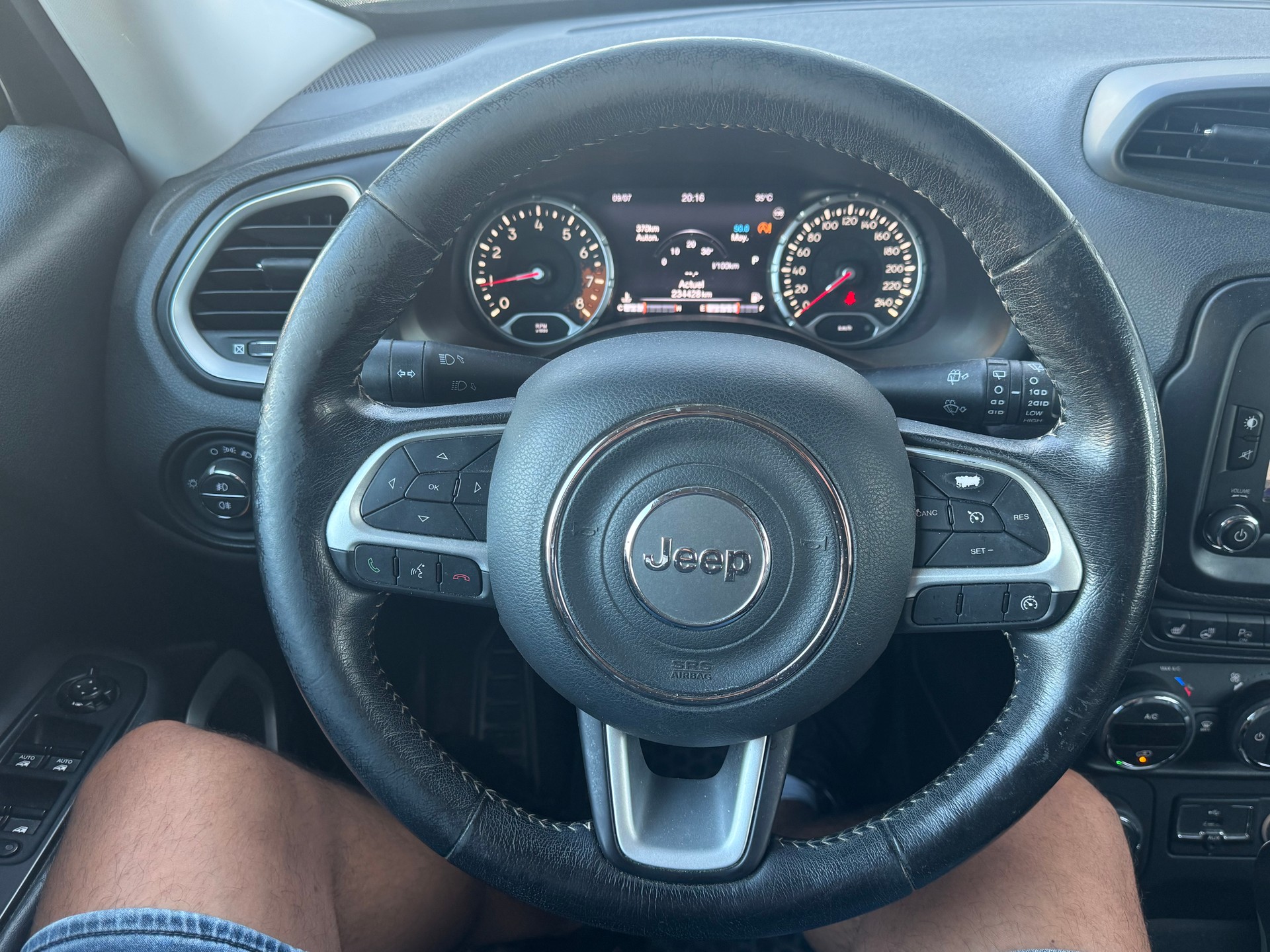 JEEP Renegade 1.4 Turbo Limited AWD-image-10