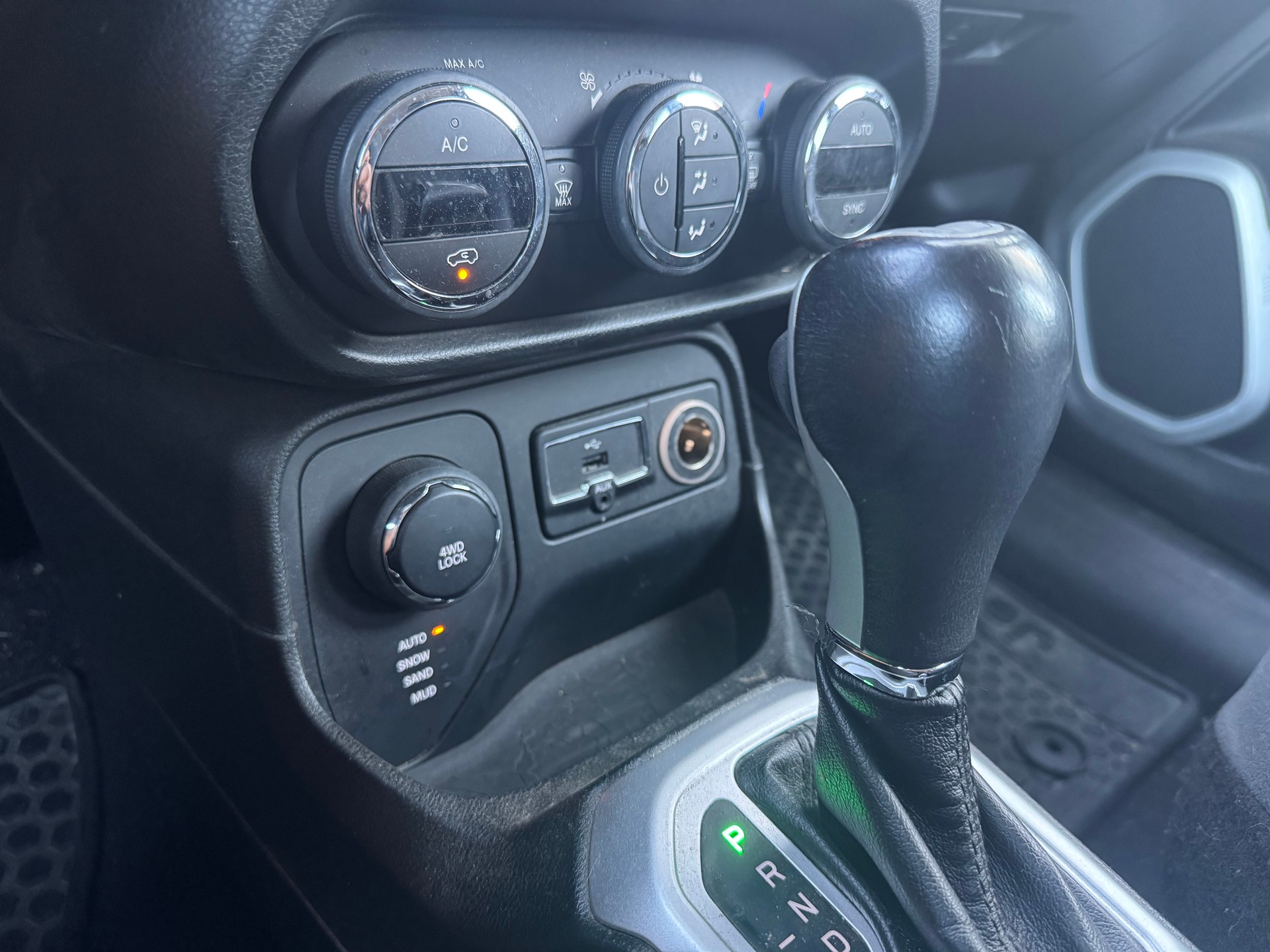 JEEP Renegade 1.4 Turbo Limited AWD-image-9