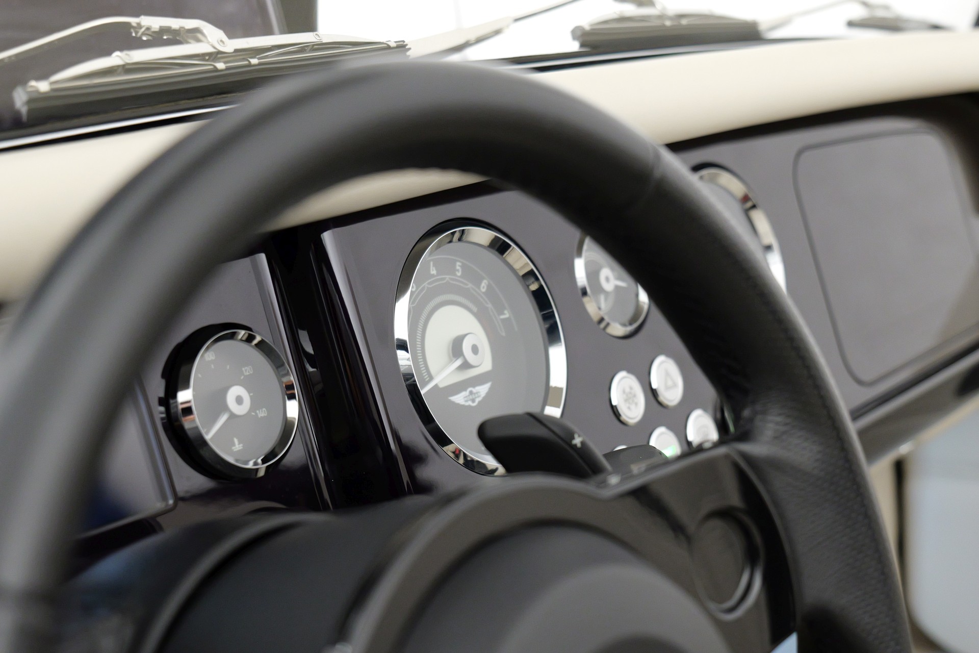MORGAN Plus Six 3.0 Bespoke Automatik-image-11