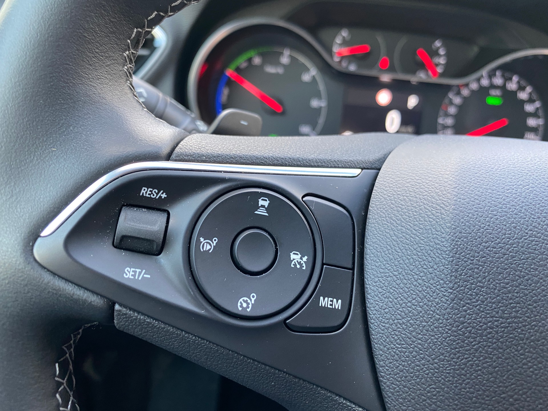 OPEL Grandland X 1.6 Hybrid4 Excellence Automatik-image-12