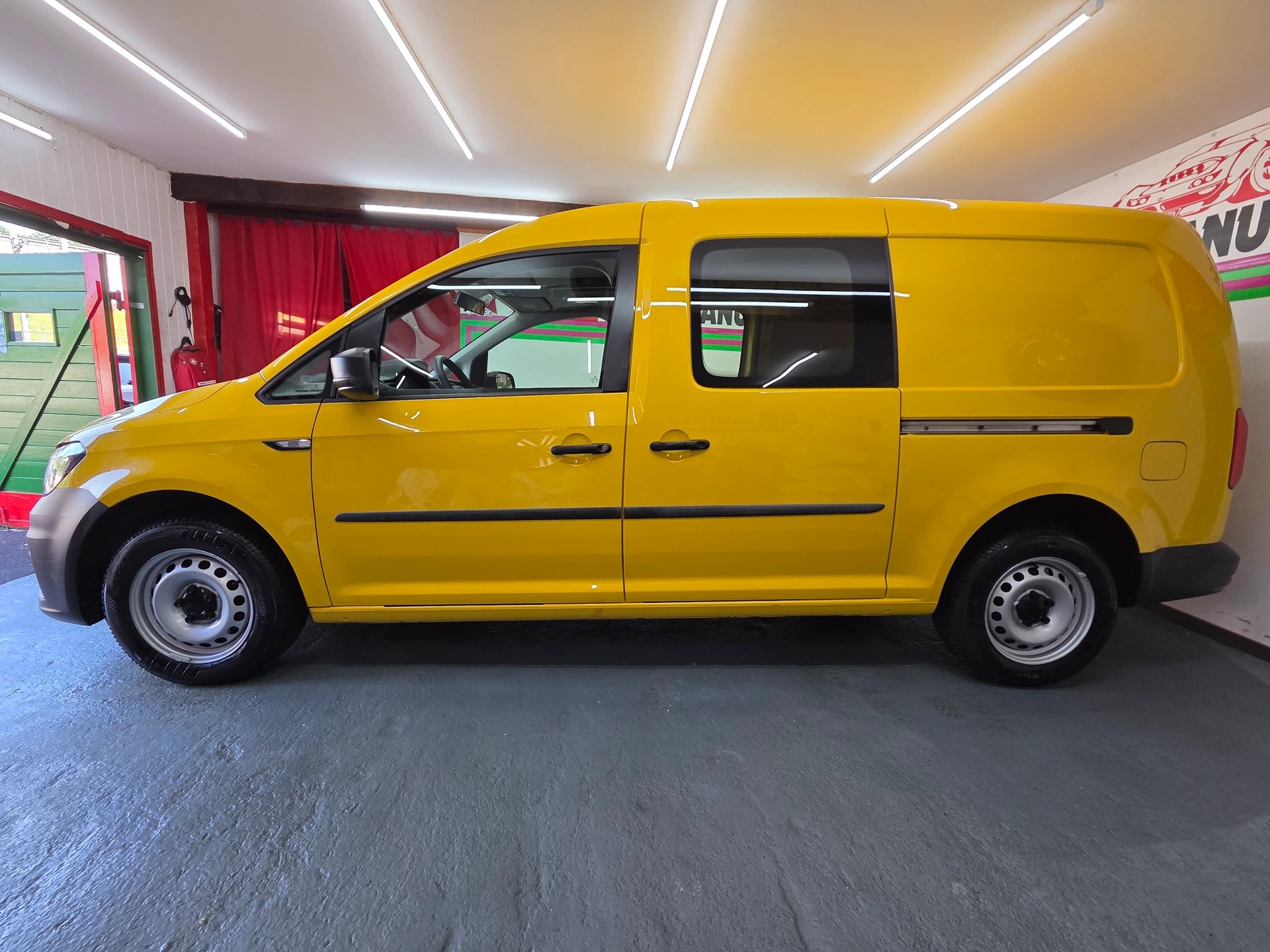 VW Caddy Maxi 1.0TSI BlueMotion Technology-image-4